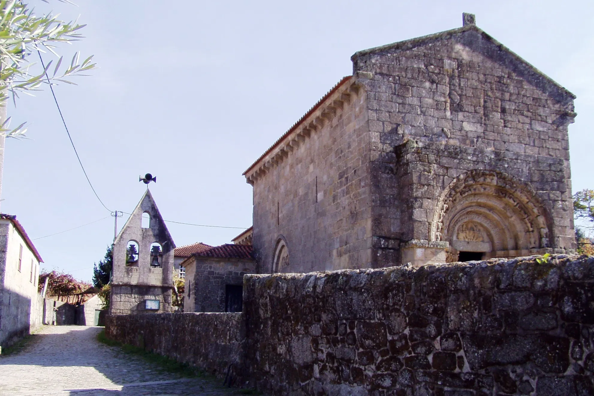 Photo showing: Igreja românica, localizada em Bravães, Ponte da Barca, Portugal