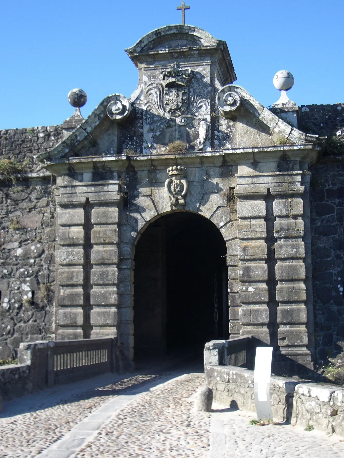 Photo showing: Entrance of the fortified walls