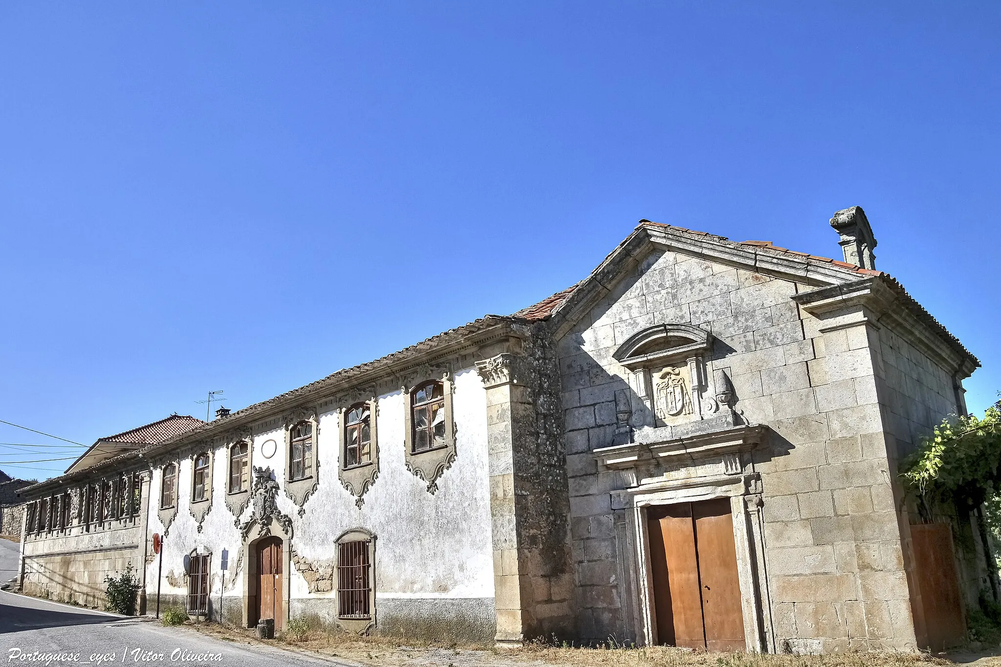 Photo showing: A Casa de Selores é uma residência classificada como imóvel de interesse público em 1977, localizada na vila portuguesa de Carrazeda de Ansiães, no Distrito de Bragança.
História
Antiga residência da família Morais, a Casa de Selores é formada por três corpos, de épocas distintas, remontando os dois mais antigos ao século XVII, e o central, ao século XVIII, numa linguagem arquitectónica que denota a transição do estilo maneirista para o barroco e o Rococó do século XVIII.
A casa segue o modelo das casas compridas, com planta regular, fachadas simétricas e equilibradas, entrada principal ao centro, e a capela numa das extremidades. A capela foi construída por iniciativa do Bispo do Porto, Frei Gonçalo de Morais (1602-1617), e destinava-se aos seus pais e ao seu irmão António de Morais, cuja sepultura se encontra no interior do templo. A capela apresenta o brasão dos Morais, com uma cruz e as seis borlas alusivas à sua dignidade episcopal. No extremo oposto, o corpo da casa se destaca pela varanda alpendrada suportada por colunas salomónicas e alguns elementos da transição para o barroco. O outro brasão tem as armas das famílias Morais, Mesquita, Vieira e Azevedo.

pt.wikipedia.org/wiki/Casa_de_Selores