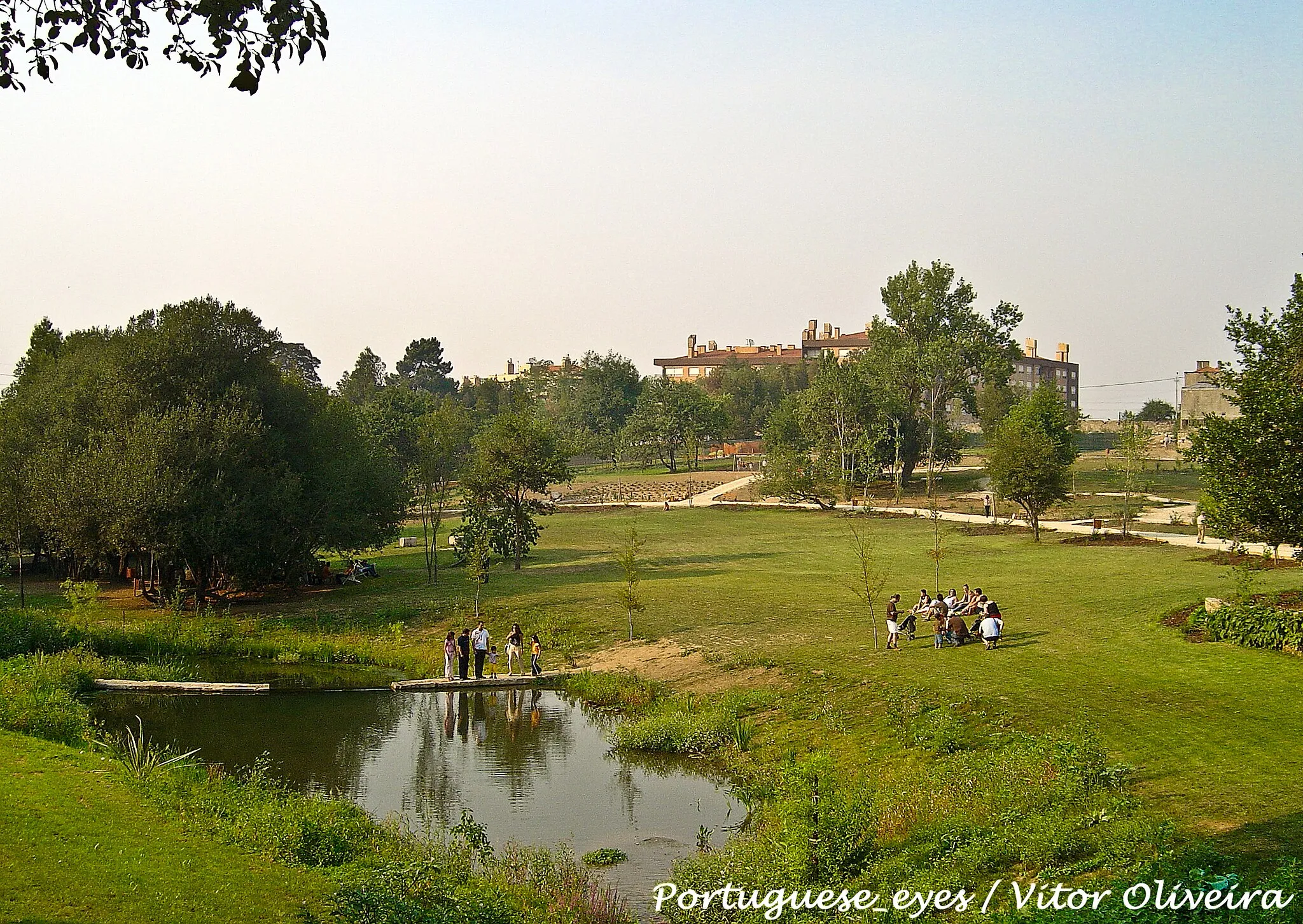 Photo showing: Situado em Oliveira do Douro, o Parque da Lavandeira proporciona a quem ali se desloca várias vertentes de lazer, nomeadamente percursos pedestres, zonas de merendas e jardins temáticos.
Vocacionado essencialmente para o recreio e lazer, este parque de 11 hectares, que abriu ao público em Agosto de 2005, localiza-se muito perto do centro de Gaia e resulta da aquisição, pelo Município, da antiga Quinta da Lavandeira.
No Parque da Lavandeira há uma cafetaria, e organizam-se feiras de artesanato, venda de legumes, actividades de Yoga, entre outras iniciativas.
Entra-se no Parque da Lavandeira pelas Oficinas Municipais, na Estrada n.º 222, que leva os utentes da principal Avenida de Vila Nova de Gaia a Avintes. www.parquebiologico.pt/doc.php?id=67

See where this picture was taken. [?]