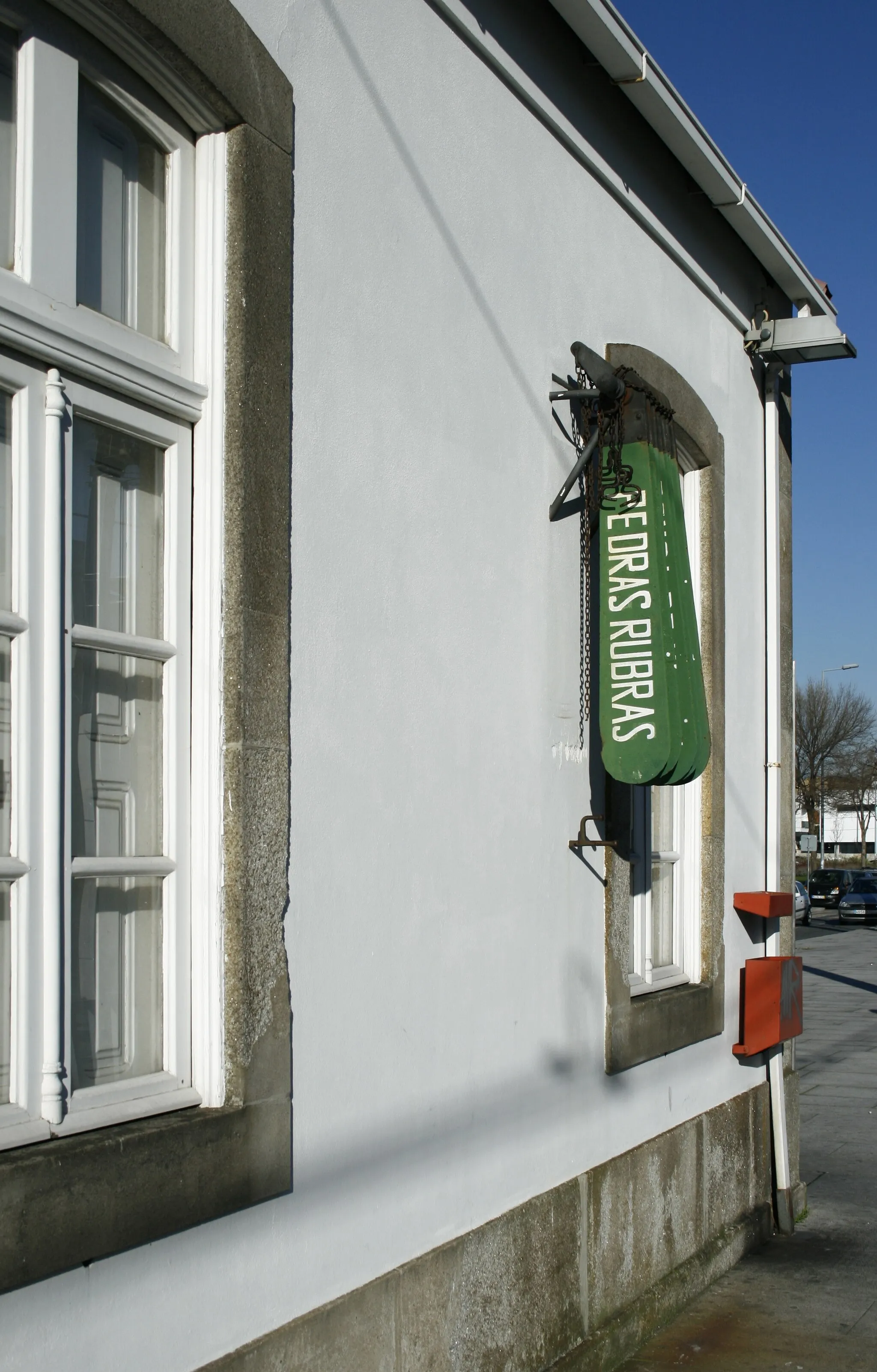 Photo showing: Destination indicators in the main building of the old Senhora da Hora Train Station, in the city of Oporto, in Portugal.