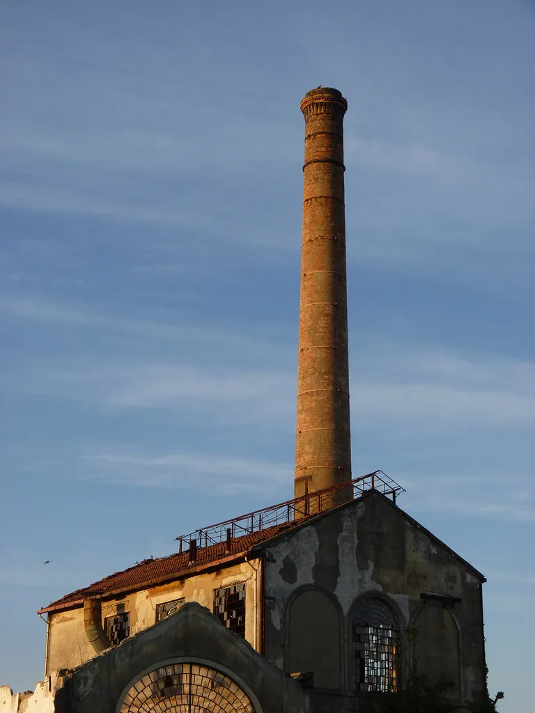 Photo showing: Once a big textile industry, now condemned to be a yet another residential area in Matosinhos.