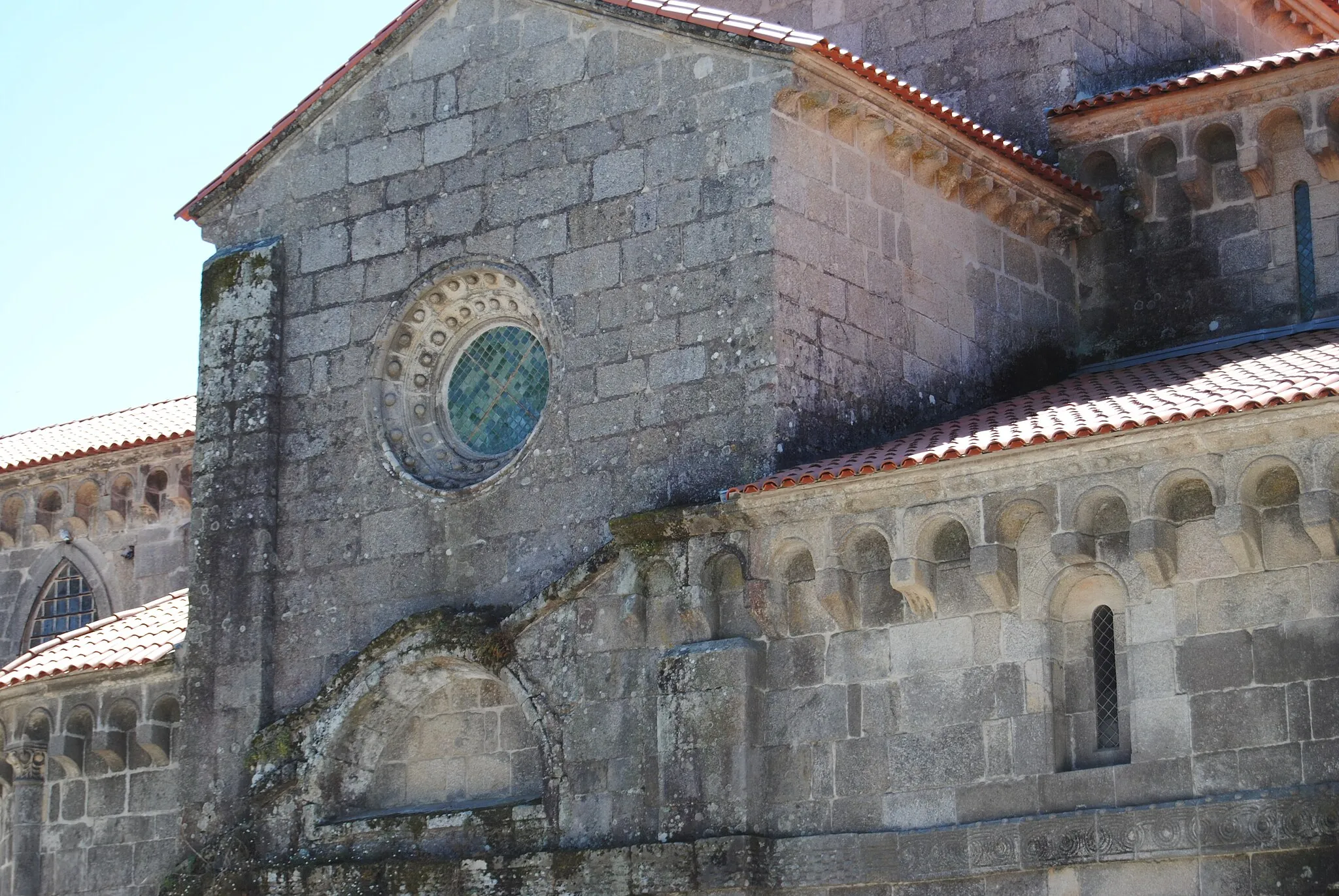 Photo showing: Mosteiro de Paço de Sousa. Pormenor da Janela. Concelho de Penafiel. Distrito do Porto.