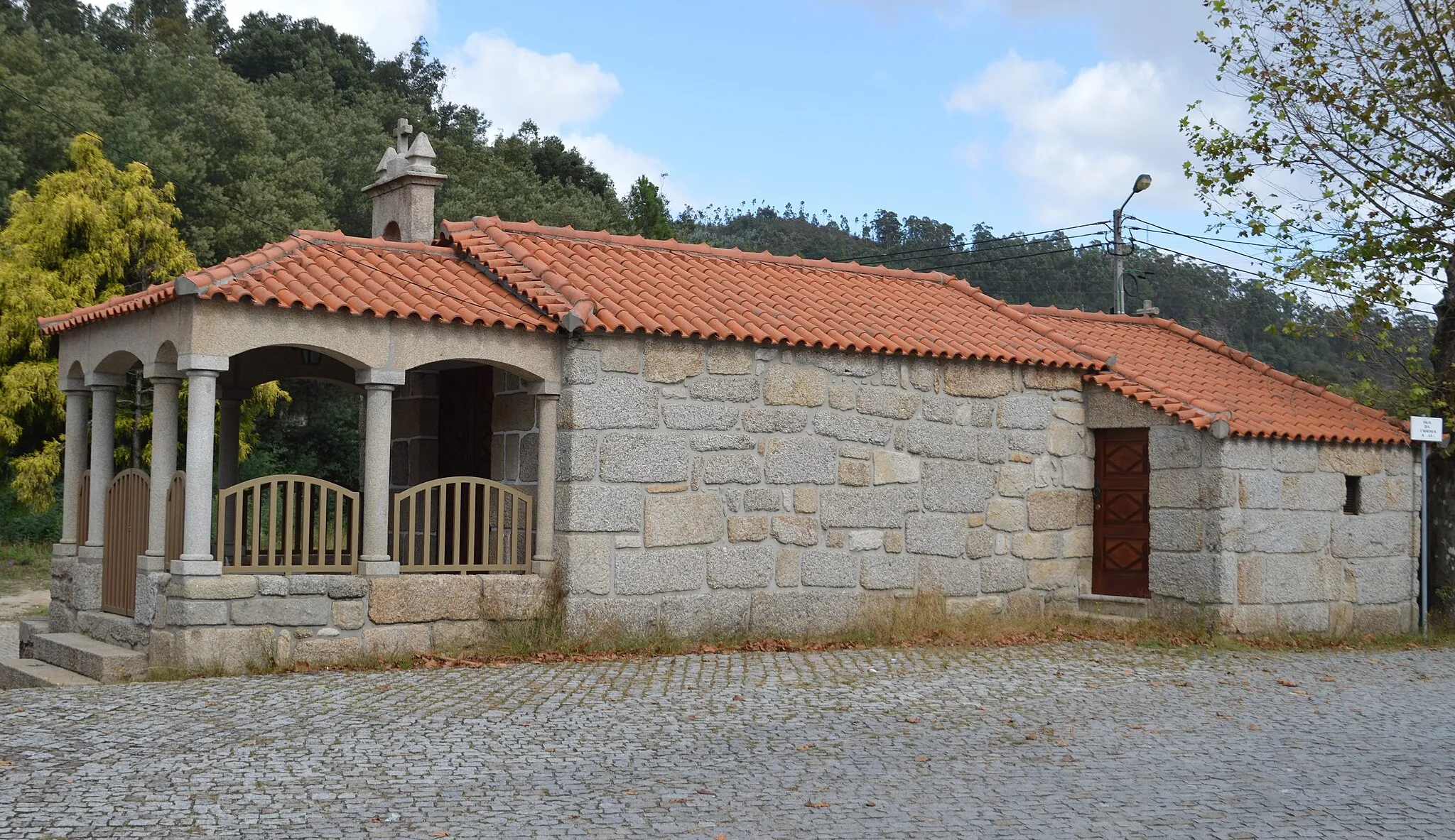 Photo showing: Chapel of Nossa Senhora da Guia on National Road 15 in Vandoma. It is believed to have been built in the mid-18th century