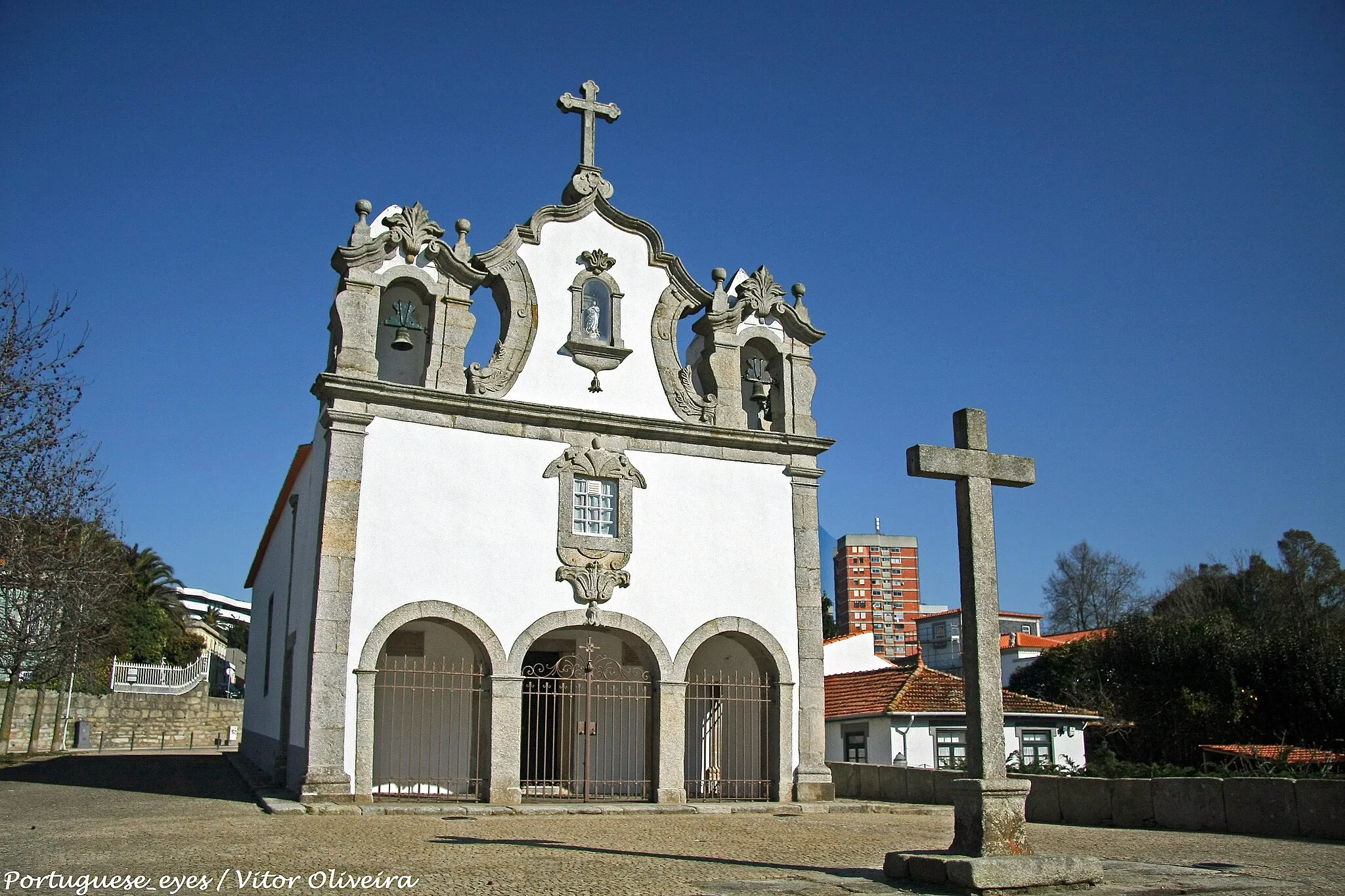 Photo showing: A Capela de Nossa Senhora da Conceição é uma capela localizada na freguesia da Foz do Douro no gaveto da Rua do Padre Luís Cabral com a Rua de Diogo Botelho, na cidade do Porto, em Portugal.
Trata-se de um imóvel em vias de classificação, em estilo barroco, atribuível a Nicolau Nasoni.
História
Esta capela, cujo ano de construção não se conseguiu comprovar com exactidão, mas se acredita remontar ao século XIX, tinha como padroeiro o mártir São Sebastião. Mas também não se sabe quando mudou de orago e qual a razão para a mudança. Trata-se de uma capela de pequenas dimensões, cujo aspecto denota o sabor do barroco portuense. Um autor possível da capela é Nicolau Nasoni, o arquitecto portuense autor de várias obras na cidade como a Torre dos Clérigos, ou então de um dos seus discípulos. é constituída por três altares e nave única. No altar-mor estão Nossa Senhora da Conceição, Santa Ana e São Sebastião. Nos altares colaterais estão São Francisco de Assis e a Rainha Santa Isabel.
Em tempos, quem celebrava os festejos à "Padroeira do Reino" era a Confraria de Nossa Senhora da Conceição, uma de muitas confrarias que existiram na cidade, e que poderá eventualmente ser a responsável pela construção da capela. Hoje, as festividades à santa são feitas pela paróquia de São João Baptista da Foz do Douro, sempre no dia oito de Dezembro.

Conta-se como sendo o possível responsável do desconhecimento da história desta capela o carpinteiro Manuel Joaquim Ferreira e o senhor António Carvalho. Aquando do restauro da capela em 1941, Manuel Ferreira reparou que a parte de trás da imagem de Nossa Senhora da Conceição se deslocava deixando à mostra um orifício do qual retirou, juntamente com António Carvalho, um dos elementos da confraria, vários manuscritos acerca da construção do templo. Esses manuscritos foram guardados por António Carvalho no seu cofre particular, sendo que depois do seu falecimento não foram encontrados, estando desaparecidos até à data. pt.wikipedia.org/wiki/Capela_de_Nossa_Senhora_da_Concei%C...