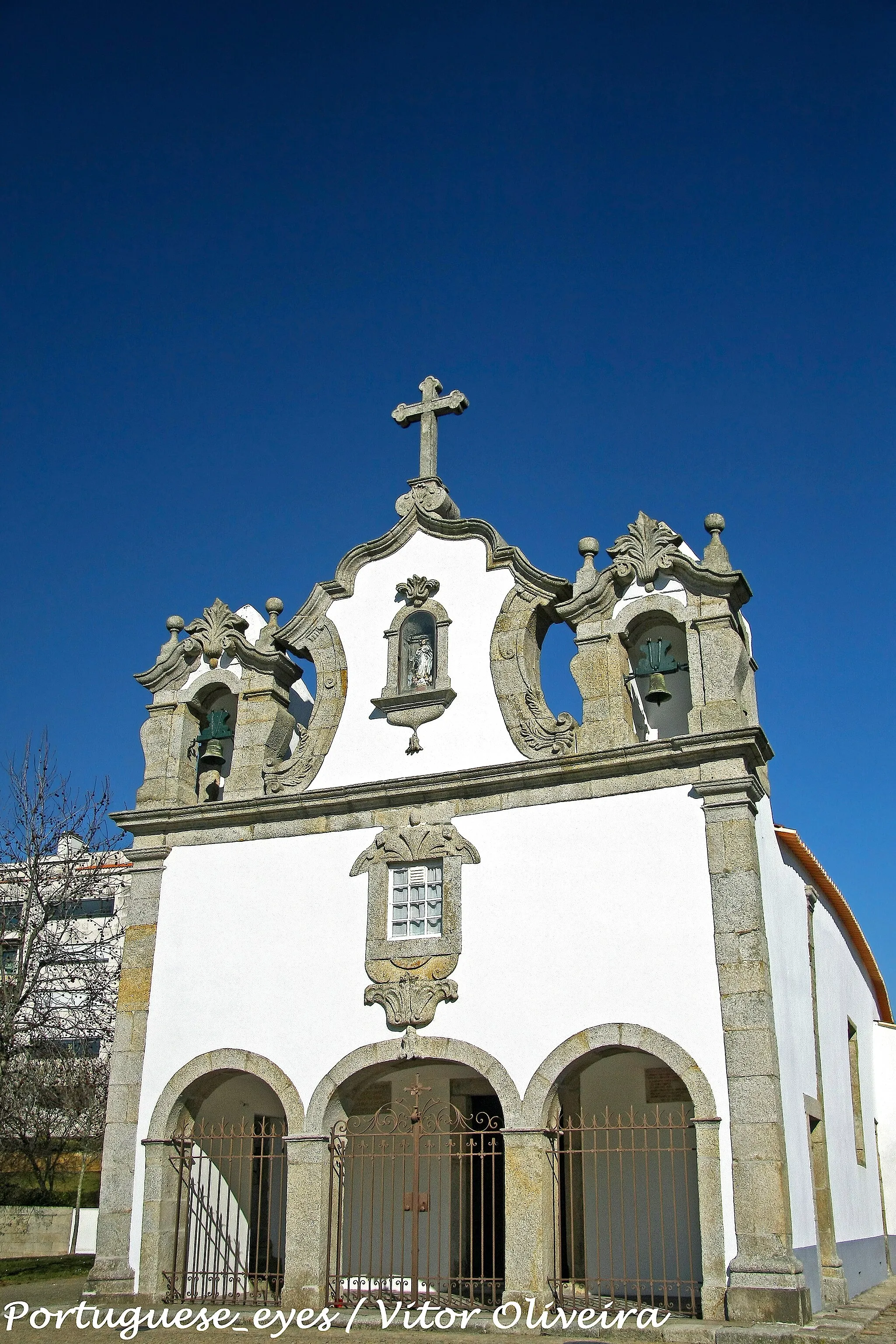 Photo showing: A Capela de Nossa Senhora da Conceição é uma capela localizada na freguesia da Foz do Douro no gaveto da Rua do Padre Luís Cabral com a Rua de Diogo Botelho, na cidade do Porto, em Portugal.
Trata-se de um imóvel em vias de classificação, em estilo barroco, atribuível a Nicolau Nasoni.
História
Esta capela, cujo ano de construção não se conseguiu comprovar com exactidão, mas se acredita remontar ao século XIX, tinha como padroeiro o mártir São Sebastião. Mas também não se sabe quando mudou de orago e qual a razão para a mudança. Trata-se de uma capela de pequenas dimensões, cujo aspecto denota o sabor do barroco portuense. Um autor possível da capela é Nicolau Nasoni, o arquitecto portuense autor de várias obras na cidade como a Torre dos Clérigos, ou então de um dos seus discípulos. é constituída por três altares e nave única. No altar-mor estão Nossa Senhora da Conceição, Santa Ana e São Sebastião. Nos altares colaterais estão São Francisco de Assis e a Rainha Santa Isabel.
Em tempos, quem celebrava os festejos à "Padroeira do Reino" era a Confraria de Nossa Senhora da Conceição, uma de muitas confrarias que existiram na cidade, e que poderá eventualmente ser a responsável pela construção da capela. Hoje, as festividades à santa são feitas pela paróquia de São João Baptista da Foz do Douro, sempre no dia oito de Dezembro.
Conta-se como sendo o possível responsável do desconhecimento da história desta capela o carpinteiro Manuel Joaquim Ferreira e o senhor António Carvalho. Aquando do restauro da capela em 1941, Manuel Ferreira reparou que a parte de trás da imagem de Nossa Senhora da Conceição se deslocava deixando à mostra um orifício do qual retirou, juntamente com António Carvalho, um dos elementos da confraria, vários manuscritos acerca da construção do templo. Esses manuscritos foram guardados por António Carvalho no seu cofre particular, sendo que depois do seu falecimento não foram encontrados, estando desaparecidos até à data. pt.wikipedia.org/wiki/Capela_de_Nossa_Senhora_da_Concei%C...

See where this picture was taken. [?]