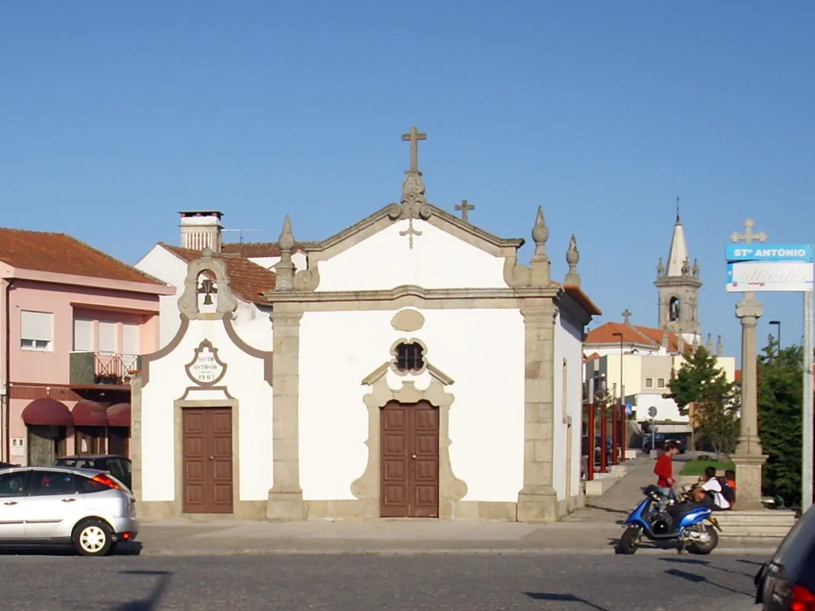 Photo showing: Suburban area of Póvoa de Varzim - Santo António de Cadilhe square in Cadilhe hamlet, Parish of Amorim. Chapel was built in 1561.