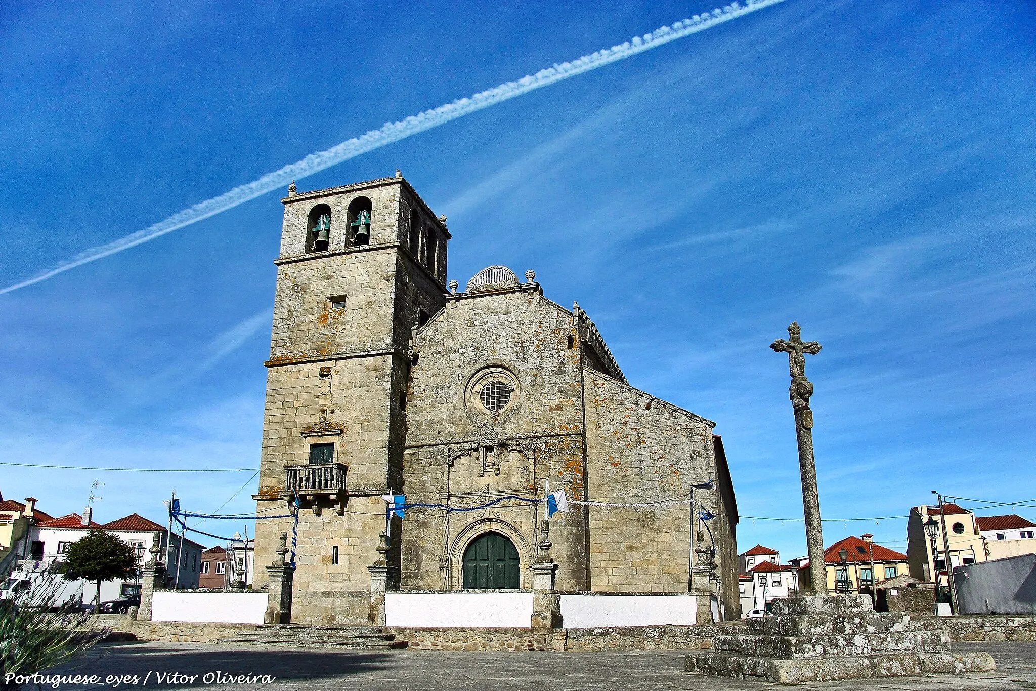 Photo showing: Interior
A construção da igreja ter-se-á iniciado cerca de 1502, na sequência da autorização de D. Manuel I para se edificar uma nova igreja paroquial em Azurara em substituição da pequena Capela de Nossa Senhora da Apresentação; dessa edificação original sobrevive a imagem da Virgem integrada num nicho na parte superior do Portal. No essencial a construção terminou c. 1522, com a conclusão da capela-mor; a torre sineira é posterior, datando do final do século XVII.
A estrutura exterior das naves é rematada por uma fiada de ameias e a cabeceira encontra-se flanqueada por quatro contrafortes. O edifício caracteriza-se por algum ecletismo estilístico, com estrutura manuelina de grande sobriedade. O portal principal foi decorado com motivos de grotesco (este conjunto de linguagem ao romano derivou dos modelos que a partir das primeiras décadas do século XVI alastraram a todo o Noroeste português).
O interior é composto por três naves de cinco tramos marcados por arcos de volta perfeita, suportados por pilares lavrados com motivos vegetalistas. A capela-mor, executada por mestre Gonçalo Lopes, é coberta por uma abóbada de nervuras de gosto manuelino. Destaque-se ainda o revestimento azulejar da cabeceira, datado do século XVIII e proveniente da oficina de António Rifarto. Os altares das naves laterais integram pinturas do século XVI, salientando-se o retábulo de Nossa Senhora do Rosário (c. 1574), de Francisco Correia. O retábulo da capela-mor foi executado pelo entalhador Francisco Machado (1720).

pt.m.wikipedia.org/wiki/Igreja_de_Santa_Maria_de_Azurara