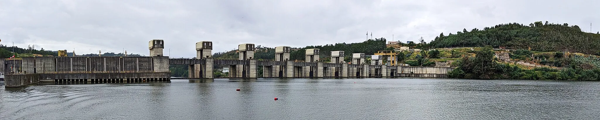 Photo showing: Crestuma-Lever Dam panoramic view from a boat on its reservoir on the Douro