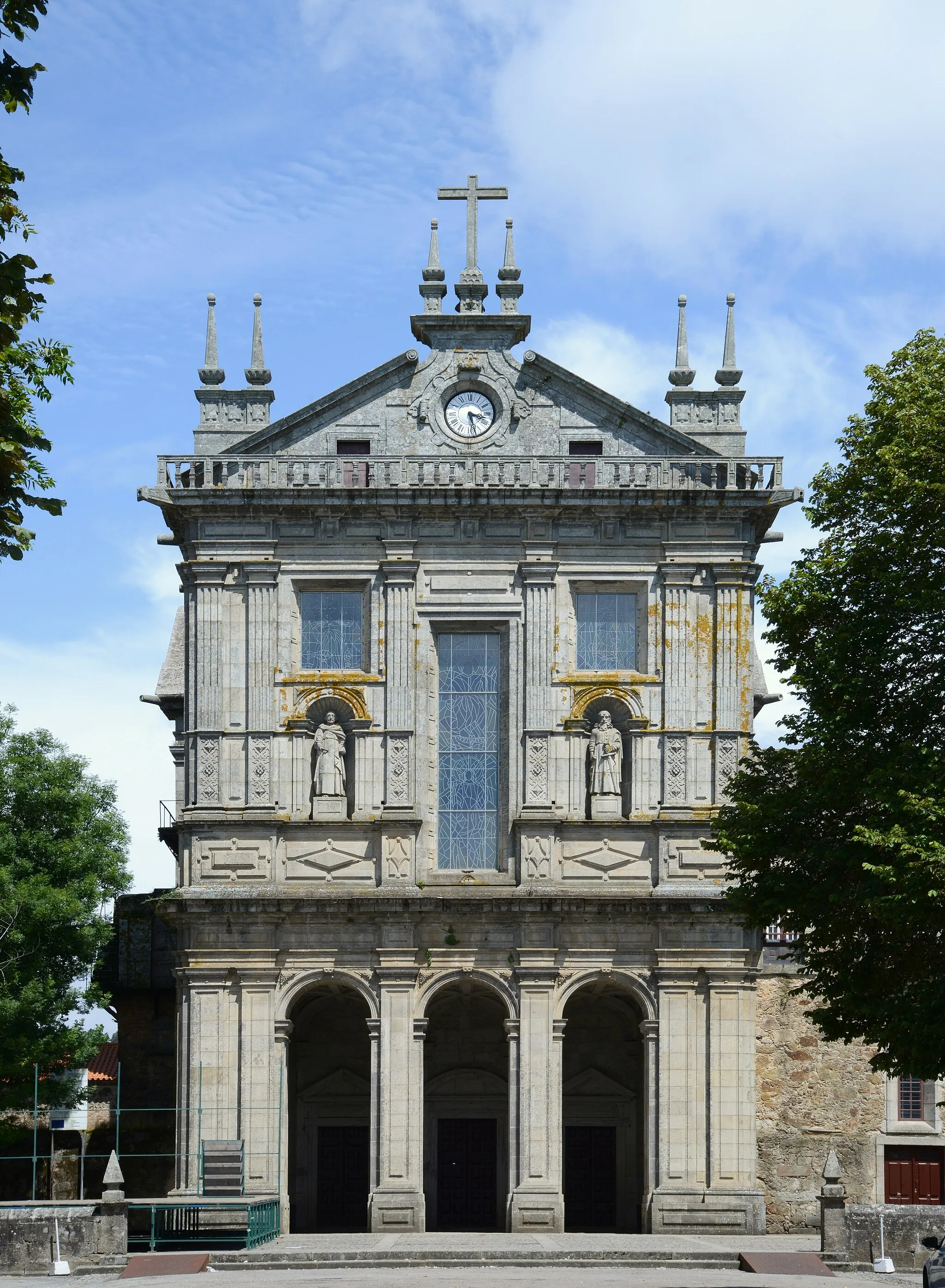 Photo showing: Main facade of the Monastery of São Salvador de Grijó, Portugal