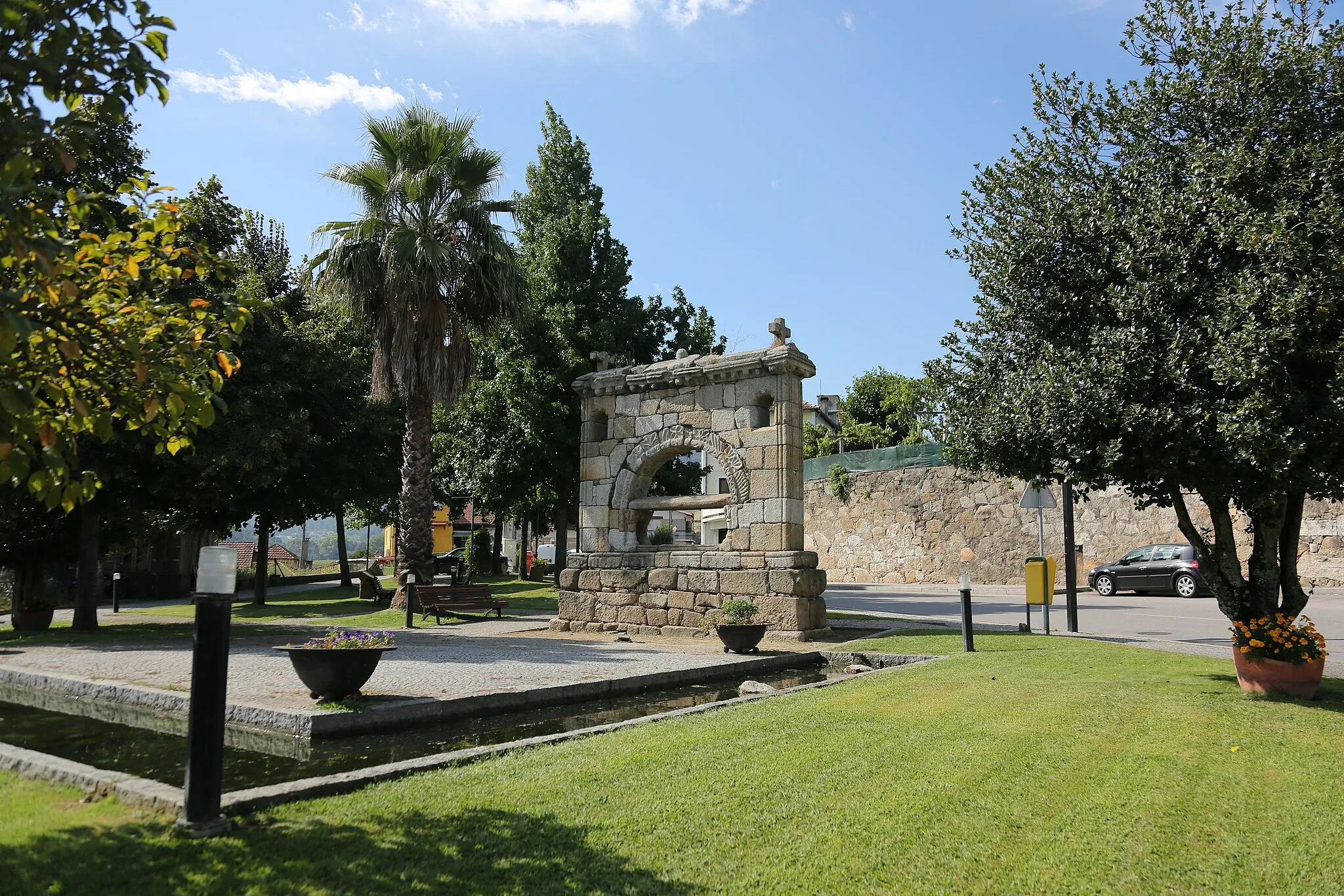 Photo showing: MEMORIAL S.º António - AROUCA