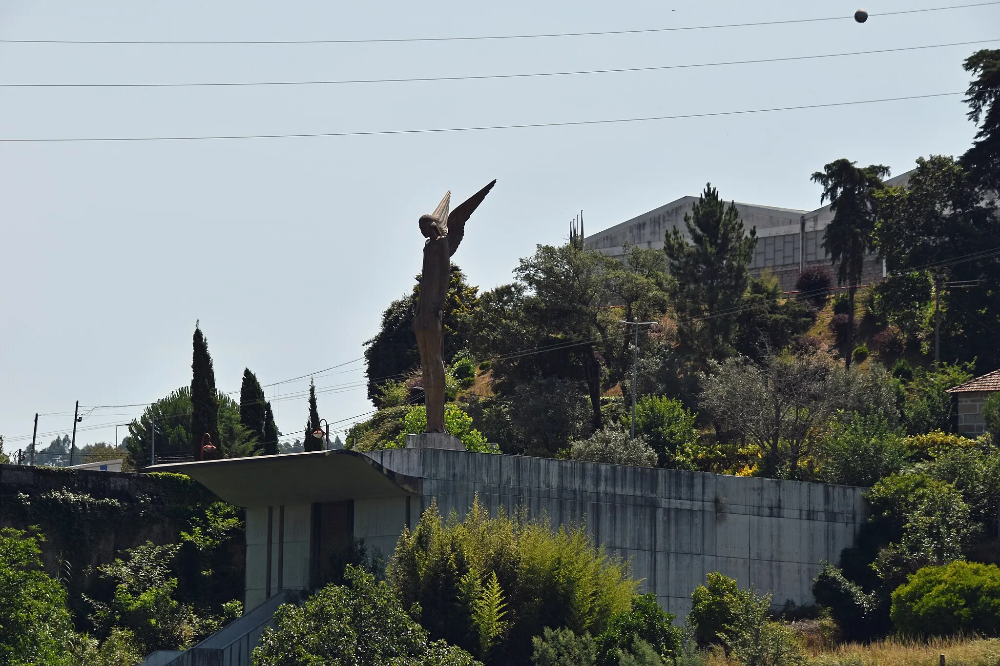 Photo showing: Guardian Angel watching over the victims of the Hintze Ribeiro bridge disaster