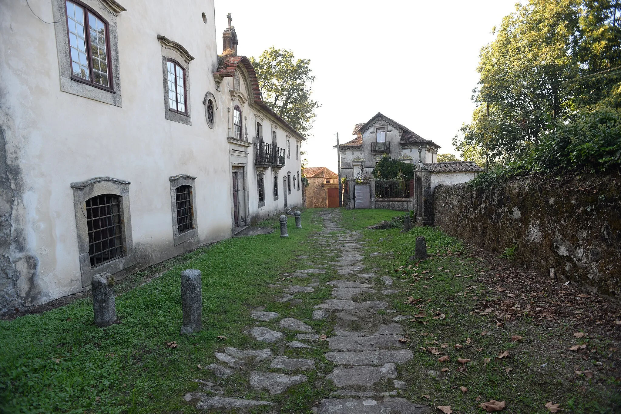 Photo showing: Troço da via antiga de Mosteiró - via em Santa Maria da Feira, Portugal