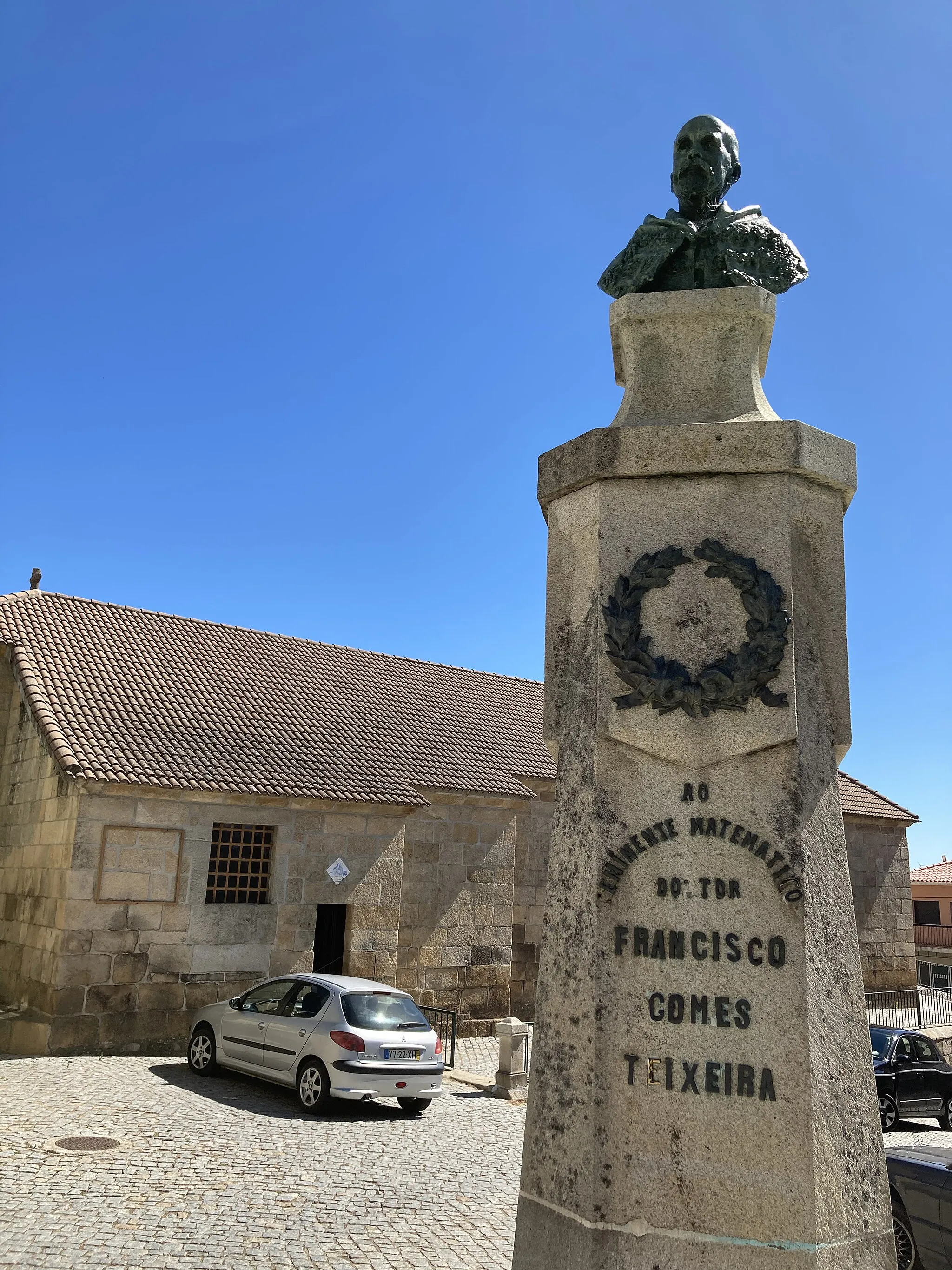Photo showing: busto do gomes teixeira