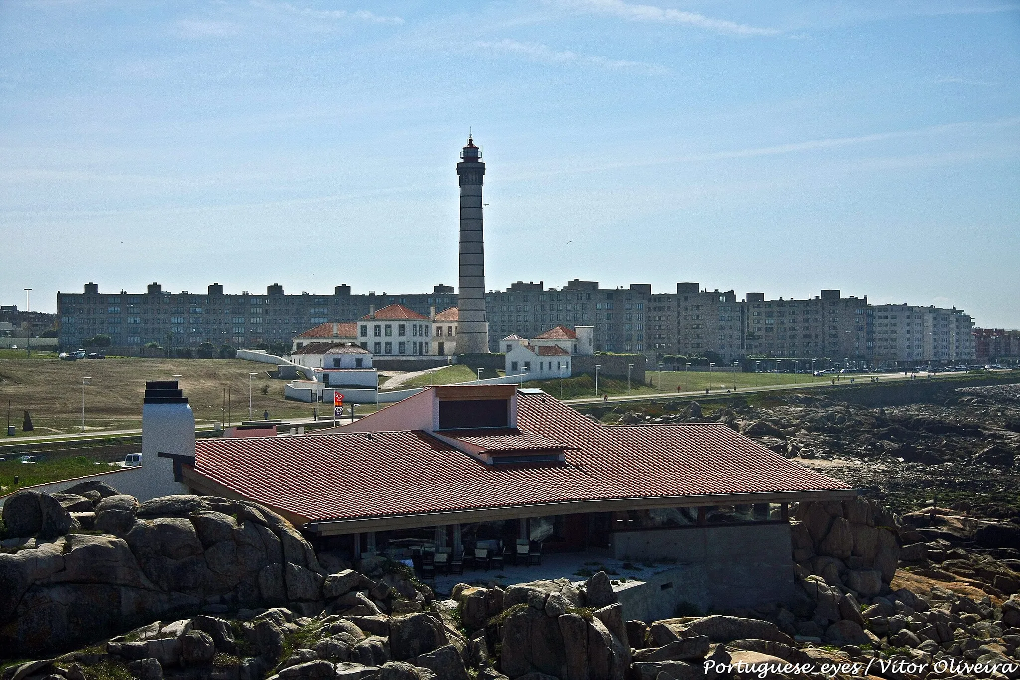 Photo showing: A Casa de Chá da Boa Nova localiza-se na zona da Boa Nova, junto ao Farol de Leça, na freguesia de Leça da Palmeira, no concelho de Matosinhos, distrito do Porto, em Portugal.
É uma conhecida casa de chá e restaurante, instalada no edifício que foi uma das primeiras obras (1958-1963) do arquiteto Álvaro Siza Vieira. Construída sobre as rochas, a apenas dois metros da água, com o mar em fundo, é um dos locais mais procurados pelos amantes da arquitetura, pelos apreciadores de uma boa refeição e, sobretudo, pelos que gostam de contemplar o mar.
História
O edifício foi concebido na sequência de um concurso levado a cabo pela Câmara Municipal de Matosinhos em 1956, do qual saiu vencedor o arquiteto Fernando Távora. Após a escolha do local para a sua implantação, nos rochedos da Boa Nova, Távora entregou o projecto a um dos seus colabores, Álvaro Siza, que estava a dar os primeiros passos na sua carreira.

O espaço começou por funcionar originalmente apenas como casa de chá. Atualmente divide-se pelo bar, onde se pode apreciar um chá ou um café olhando o oceano, e a zona de restaurante. pt.wikipedia.org/wiki/Casa_de_Ch%C3%A1_da_Boa_Nova