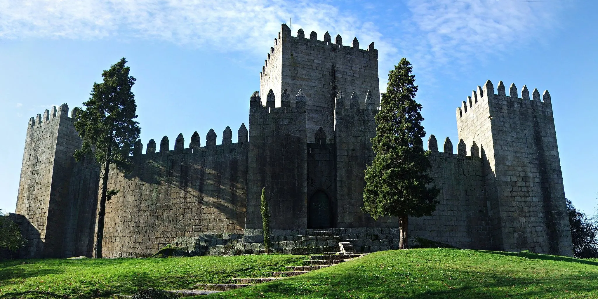 Photo showing: Guimarães Castle as seen from the São Mamede field