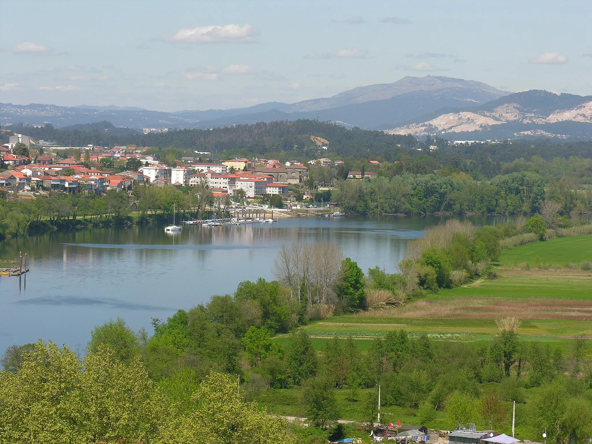 Photo showing: Foto de Tui (Galicia) e do río Miño desde Valença (Portugal)