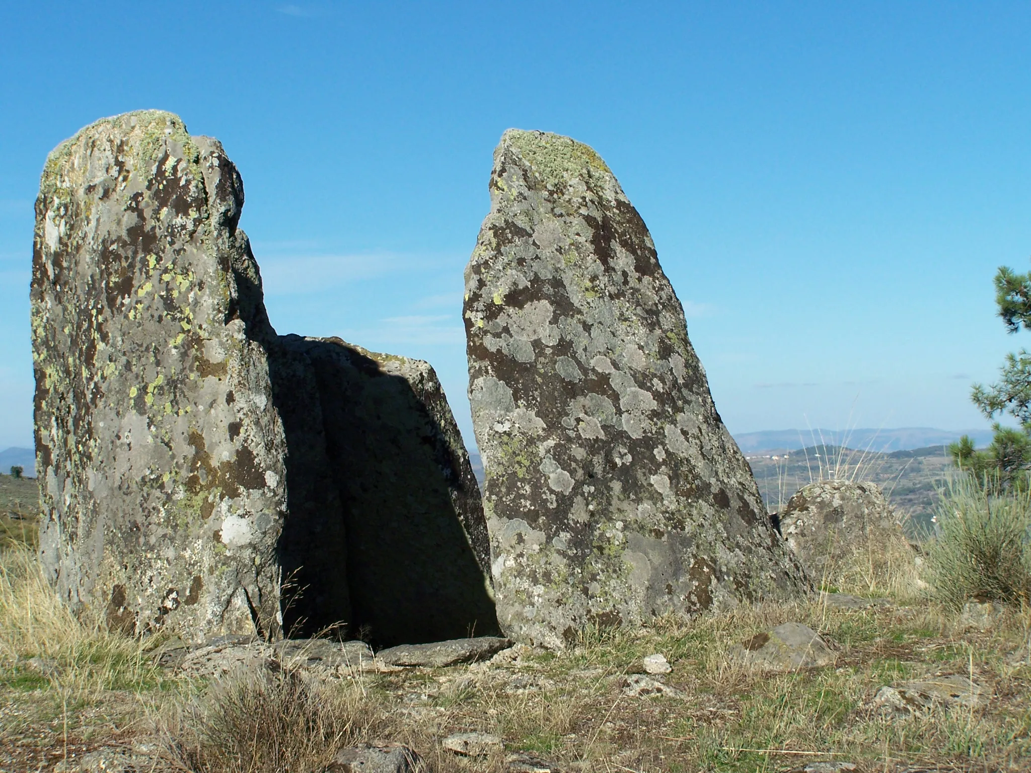 Photo showing: Necrópole megalítica Lameira de Cima, freguesia de Antas, Penedono, Portugal. Vista para dólmen.