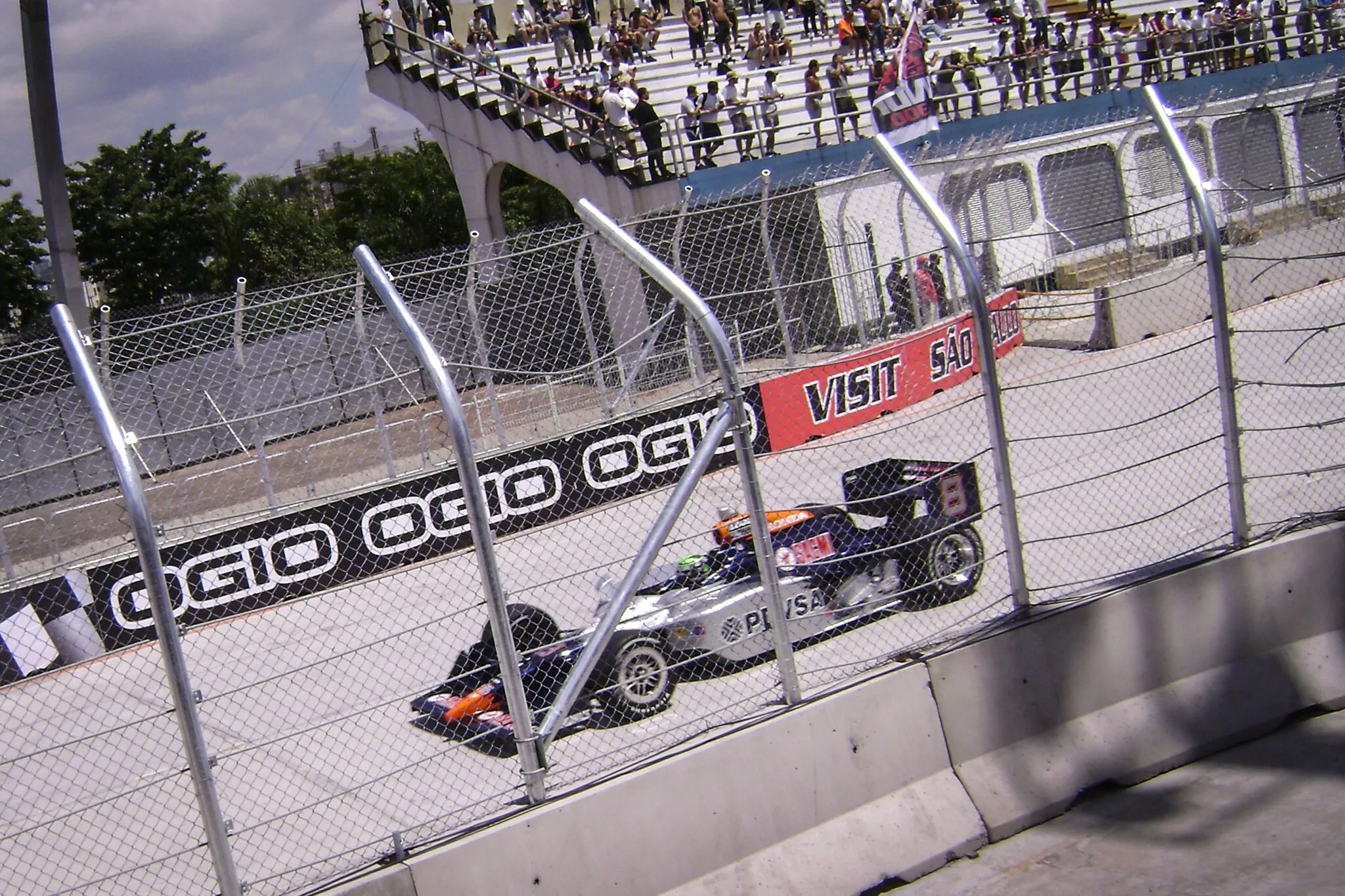 Photo showing: Português:
A São Paulo Indy 300 2010 foi a primeira corrida da temporada da IZOD IndyCar Series de 2010. A corrida ocorreu em 14 de Março no circuito de rua temporário de 4,081 km (2.536 milhas), em São Paulo, Brasil, e foi transmitido pela Versus nos Estados Unidos e Rede Bandeirantes no Brasil.
Originalmente programado para 306,1 km (190,2 milhas), a corrida foi encurtada para 248,959 km (154.696 milhas), devido a um limite de tempo de duas horas provocada por um longo período de bandeira vermelha causado por uma forte chuva.
A corrida foi vencida pelo piloto australiano Will Power para a equipe Team Penske. Power estava retornando a categoria depois de um incidente sofrido durante uma sessão de treinos livres no Grande Prêmio de Sonoma de 2009, que o deixou com duas vértebras quebradas em suas costas. Em segundo lugar ficou Ryan Hunter-Reay, que fazia sua primeira corrida com a Andretti Autosport, e o terceiro lugar foi para outro piloto que retornava, Vitor Meira pela AJ Foyt Enterprises. Meira estava fazendo sua primeira corrida desde que sofreu lesões semelhantes as de Power durante as 500 Milhas de Indianápolis de 2009.
Quatro pilotos estrearam na categoria nesta corrida. O ex-piloto de Fórmula Um Takuma Sato, os pilotos promovidos oriundos da Indy Lights Ana Beatriz e Mario Romancini e a campeã da Formula Atlantic Simona de Silvestro. Todos ficaram classificados fora dos dez primeiros ao final da corrida, com de Silvestro liderando quatro voltas durante a corrida.
Fonte: Wikipedia

English:
The 2010 São Paulo Indy 300 was the first race of the 2010 IZOD IndyCar Series season. The race took place on March 14, on the 2.536-mile (4.081 km) temporary street circuit in São Paulo, Brazil, and was telecast by Versus in the United States. Originally scheduled for 190.2 miles (306.1 km), the race was shortened to 154.696 miles (248.959 km) due to a two-hour time limit brought about by an extended red-flag period due to heavy rain.
The race was won by Australian driver Will Power for Team Penske. Power was making his race return after an incident during a practice session at the 2009 Indy Grand Prix of Sonoma, which left him with two broken vertebrae in his back. Second place went to Ryan Hunter-Reay, who was making his first start for Andretti Autosport, and third place went to another returnee, A. J. Foyt Enterprises' Vitor Meira. Meira was making his first start since suffering similar injuries to Power, during the 2009 Indianapolis 500.
Four drivers made their IndyCar Series débuts in the race. Former Formula One driver Takuma Sato, Firestone Indy Lights graduates Ana Beatriz and Mario Romancini, and Atlantic Championship title contender Simona de Silvestro were all classified outside the top ten at the conclusion of the race, with de Silvestro leading four laps during the race.

Source: Wikipedia