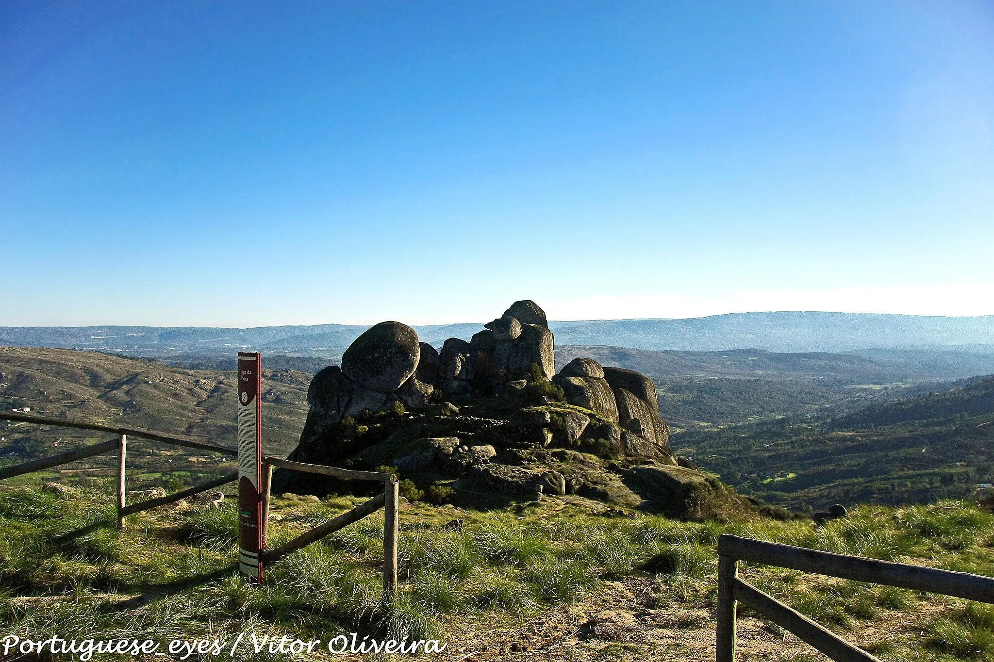 Photo showing: Identificada como sítio de interesse arqueológico em 1990, na sequência de prospecções arqueológicas que têm vindo a ser realizadas no concelho de Fornos de Algodres associadas às escavações em curso no Castro de Santiago, a Fraga da Pena localiza-se numa pequena rocha, junto ao topo da vertente ocidental da ribeira da Muxagata, a uma altitude de 740m. Trata-se de um gigantesco TOR granítico, cuja formação terá resultado de um processo de erosão diferencial permitindo a formação da rocha. O local apresenta óptimas condições de domínio visual sobre a paisagem, nomeadamente sobre todo o vale da ribeira da Muxagata até à sua confluência com o Mondego, oferecendo, simultaneamente, excepcionais condições naturais de defesa.
Em 1991 realizou-se uma curta intervenção para limpeza de superfície e levantamento topográfico, efectuando-se em 1992 uma primeira sondagem. Os trabalhos realizados permitiram verificar a existências de uma estrutura pétrea, semi-circular, bastante derrubada, que bloqueia o acesso pela rocha e que poderá corresponder a uma eventual estrutura defensiva (aspecto a confirmar nas próximas intervenções de campo). Os materiais recolhido na sondagem realizada são compostos por cerâmica manual, reduzida percentagem decorativa, raspadeiras em quartzo, artefactos em sílex, machados de pedra polida e alguns elementos de moagem.
Não sendo particularmente rico nem característico do que é conhecido na região, o conjunto artefactual recuperado parece integrar-se num período da Idade do Bronze, hipótese cronológica que se procurará confirmar em futuras intervenções.

Coordenadas-----
Latitude: 40°43'0.49"N Longitude: 7°27'36.99"W

João Paulo
Rancosinho
www.panoramio.com/photo/20710036

See where this picture was taken. [?]