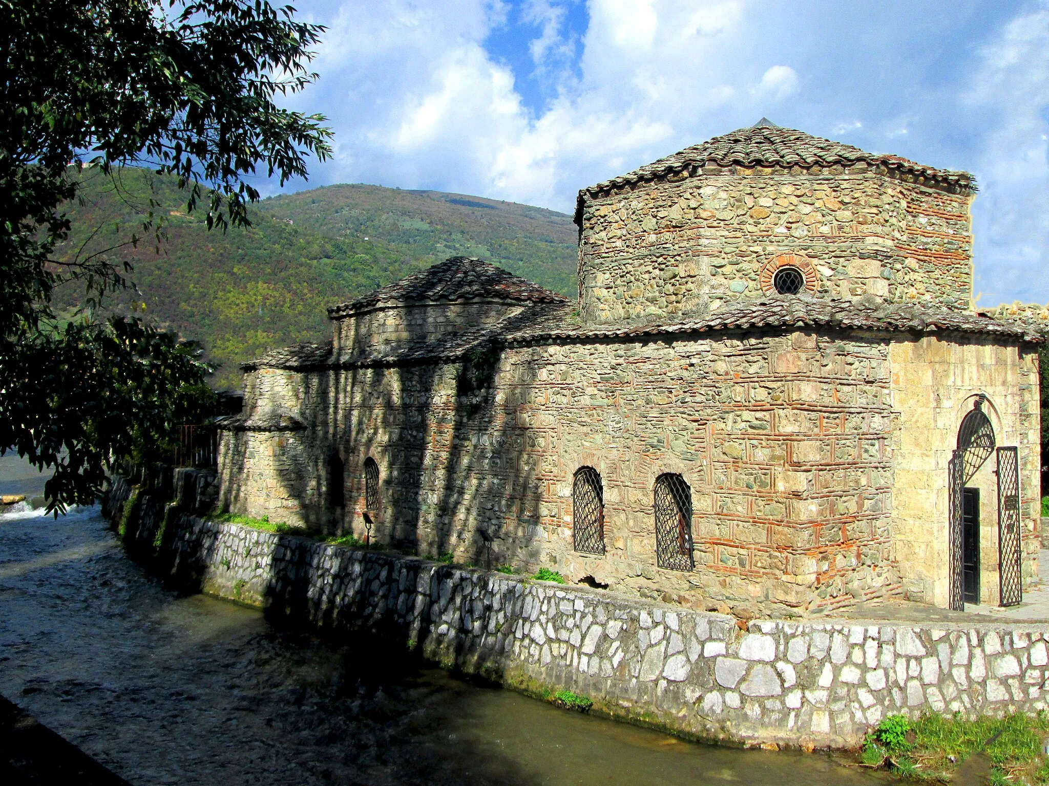 Photo showing: Bey Hamam or Turkish hammam or Turkish bath was built in the 15th century it was public bath and body maintenance purity dense populations of entire 335 m2 until 1962 when it became a space for art exhibitions adapted and renovated into an art gallery in the Tetovo city , so in 1984 to be declared and protected as historical heritage of Macedonia