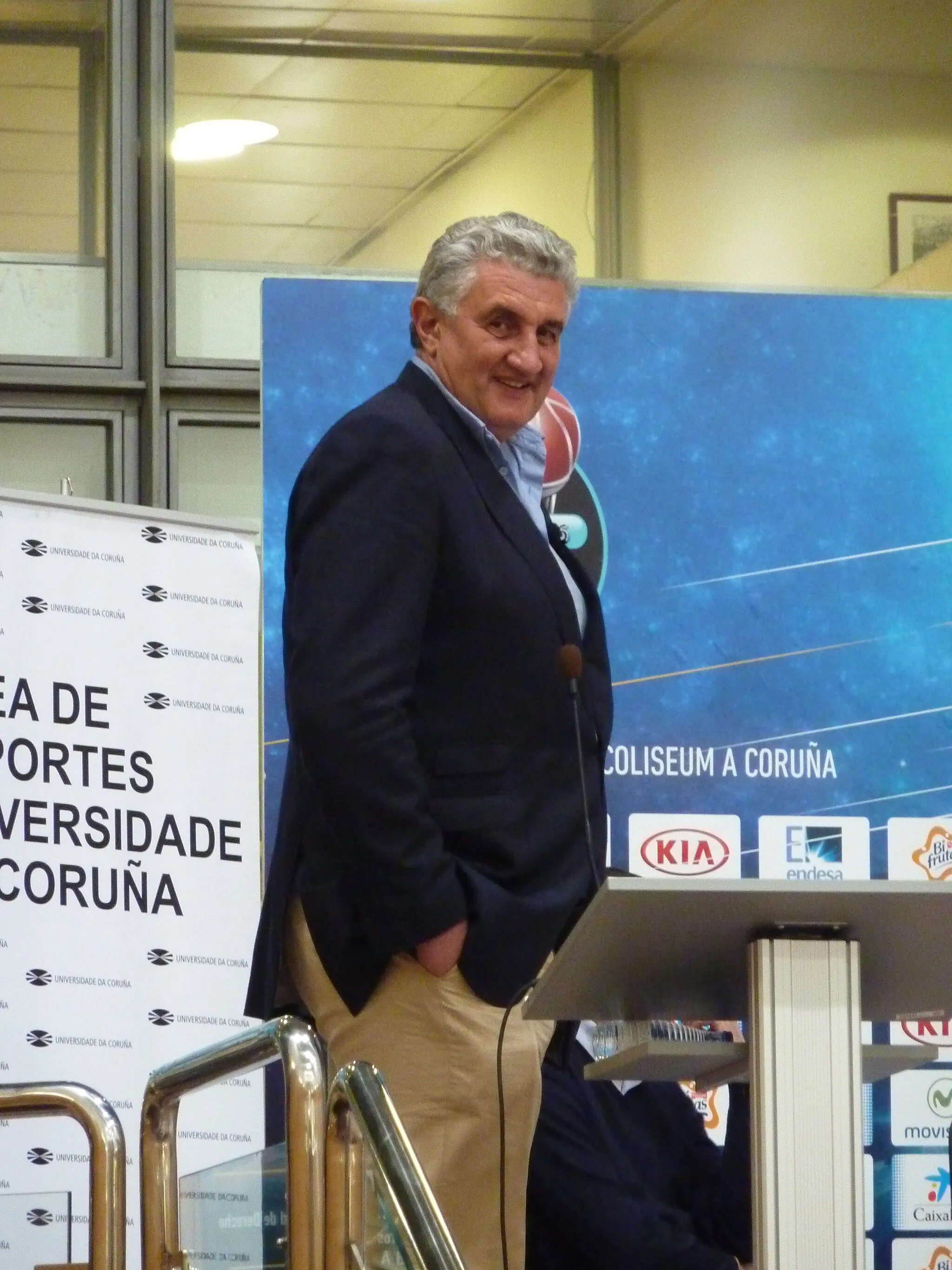 Photo showing: Fernando Romay en facultad de derecho de la UDC durante la promoción de la Copa del Rey de baloncesto.