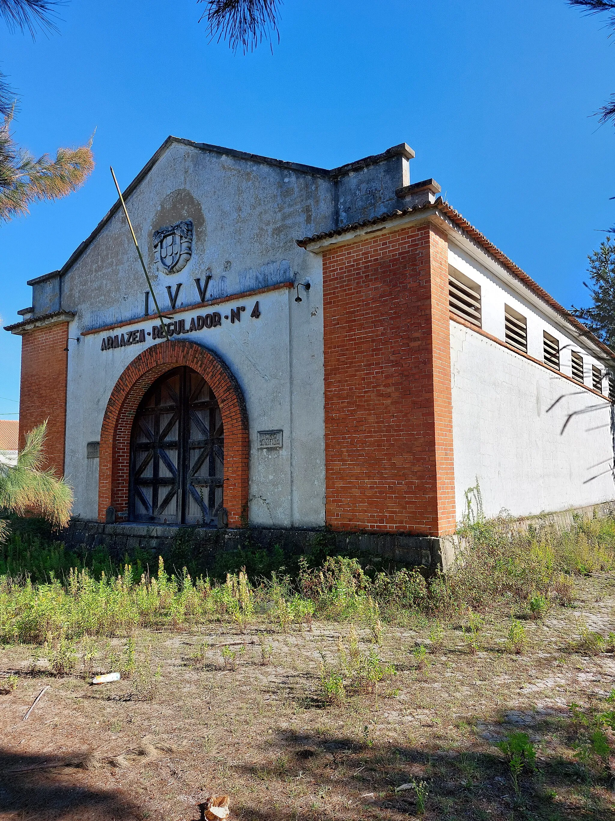 Photo showing: Fachada principal do Armazém Regulador n.º 4