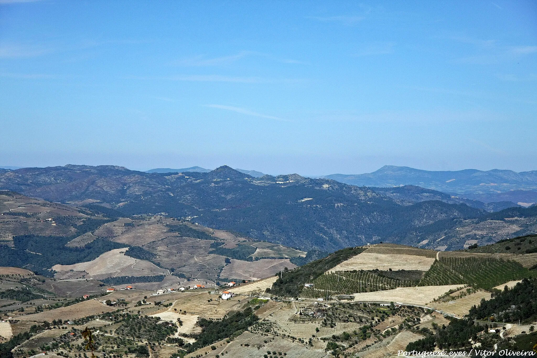 Photo showing: Localização:
Freguesia: São João da Pesqueira
EN222 – Serra da Senhora do Monte / 41º09’33.40’’N 7º26’40.13’’W
O miradouro da Senhora do Monte, também conhecida como Nossa Senhora do Vencimento, encontra-se a 781 metros de altitude na serra com nome Senhora do Monte em São João da Pesqueira. Neste local, ladeado por um pequeno pinheiral e amendoeiras, existe uma pequena capelinha em honra da Senhora do Vencimento.
Interesse paisagístico / 4 Estrelas
Bem no cimo dos seus 781 metros de altitude, este miradouro destaca-se pela sua visão periférica da qual se avista quase todo o concelho de S. João da Pesqueira. Olhando para os lados oeste e norte do concelho observa-se o concelho vinhateiro “Douro Património Mundial”, o rio e vales, as grandes quintas. No lado este, vê-se a vila de S. João da Pesqueira e de contraste ao lodo norte, avista-se um sul granítico e montanhoso. Vale a pena sentir este mundo de contrastes.
Interesse patrimonial / 3 Estrelas
Capela em honra da Senhora do Vencimento muito visitada todo o ano para a oração. Tem uma oração própria, a do "Peregrino da Luz" que é a glorificação e o agradecimento de quem na sua fé conseguiu vencer.
Interesse desportivo / 3 Estrelas
O local tem capacidades para incrementar o pedestrianismo, bicicleta todo o terreno (BTT), orientação e o birdwatching.

Atividades desportivas e pedestres devem ser realizadas em harmonia assim como, o ambiente e património também devem ser preservados. www.sjpesqueira.pt/pages/269