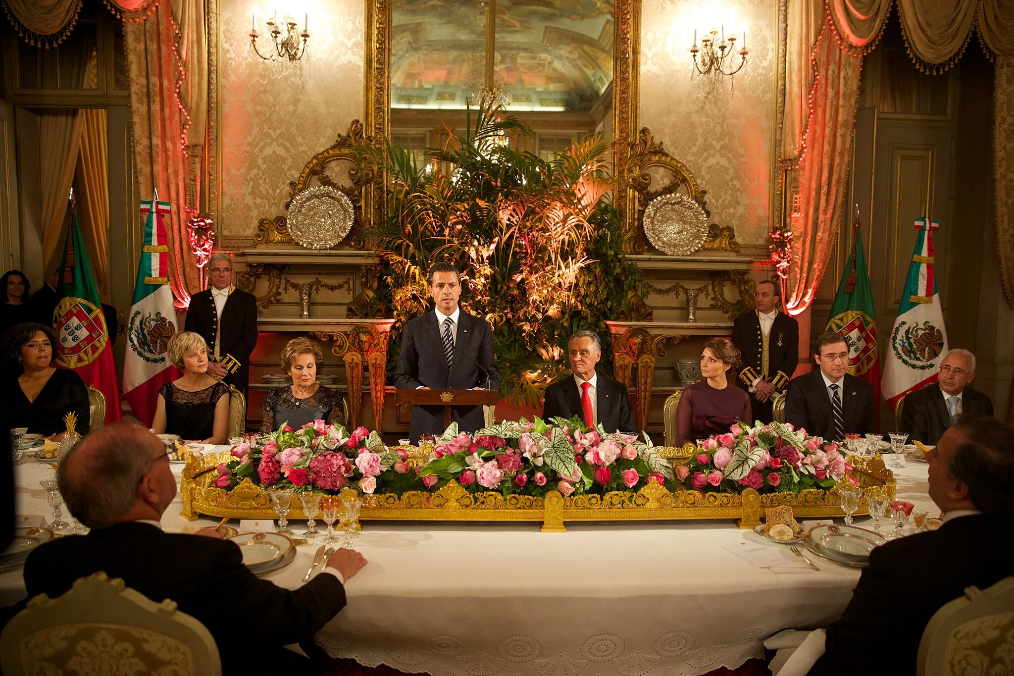 Photo showing: State Visit of President Enrique Peña Nieto to Portugal (5 June 2014). State dinner at the Palácio Nacional da Ajuda. Pictured, left to right: Laura Ferreira, Spouse of the Prime Minister of Portugal; Assunção Esteves, President of the Assembly of the Portuguese Republic; Maria Cavaco Silva, First Lady of Portugal; Enrique Peña Nieto, President of Mexico; Aníbal Cavaco Silva, President of Portugal; Angélica Rivera, First Lady of Mexico; Pedro Passos Coelho, Prime Minister of Portugal.