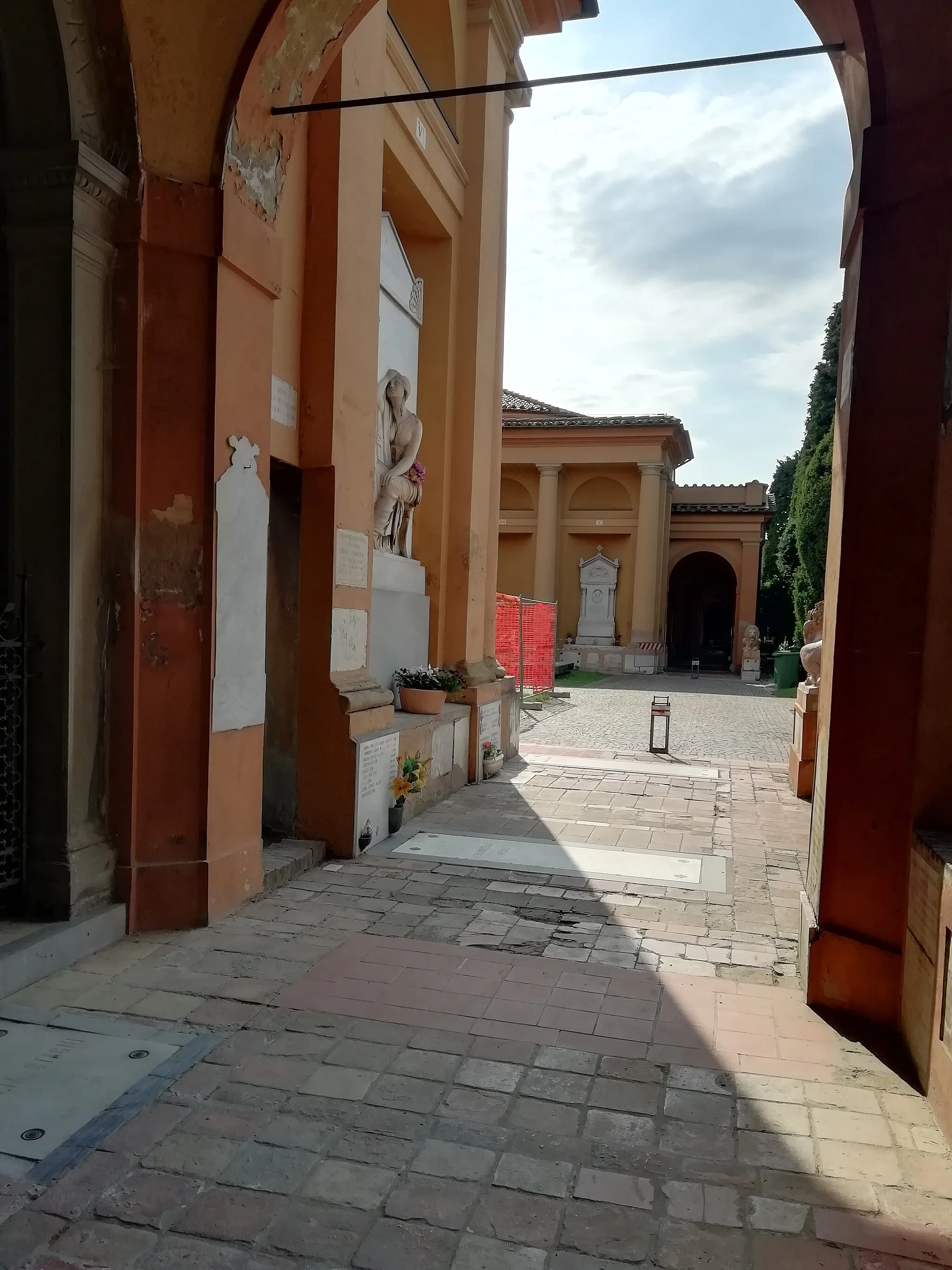 Photo showing: Monumento Rossini Colbran, opera di Del Rosso del 1823, nel Chiostro V della Certosa di Bologna. Foto scattata durante la wikigita con visita con audioguide a tema donne in Certosa "Donne di polso ".