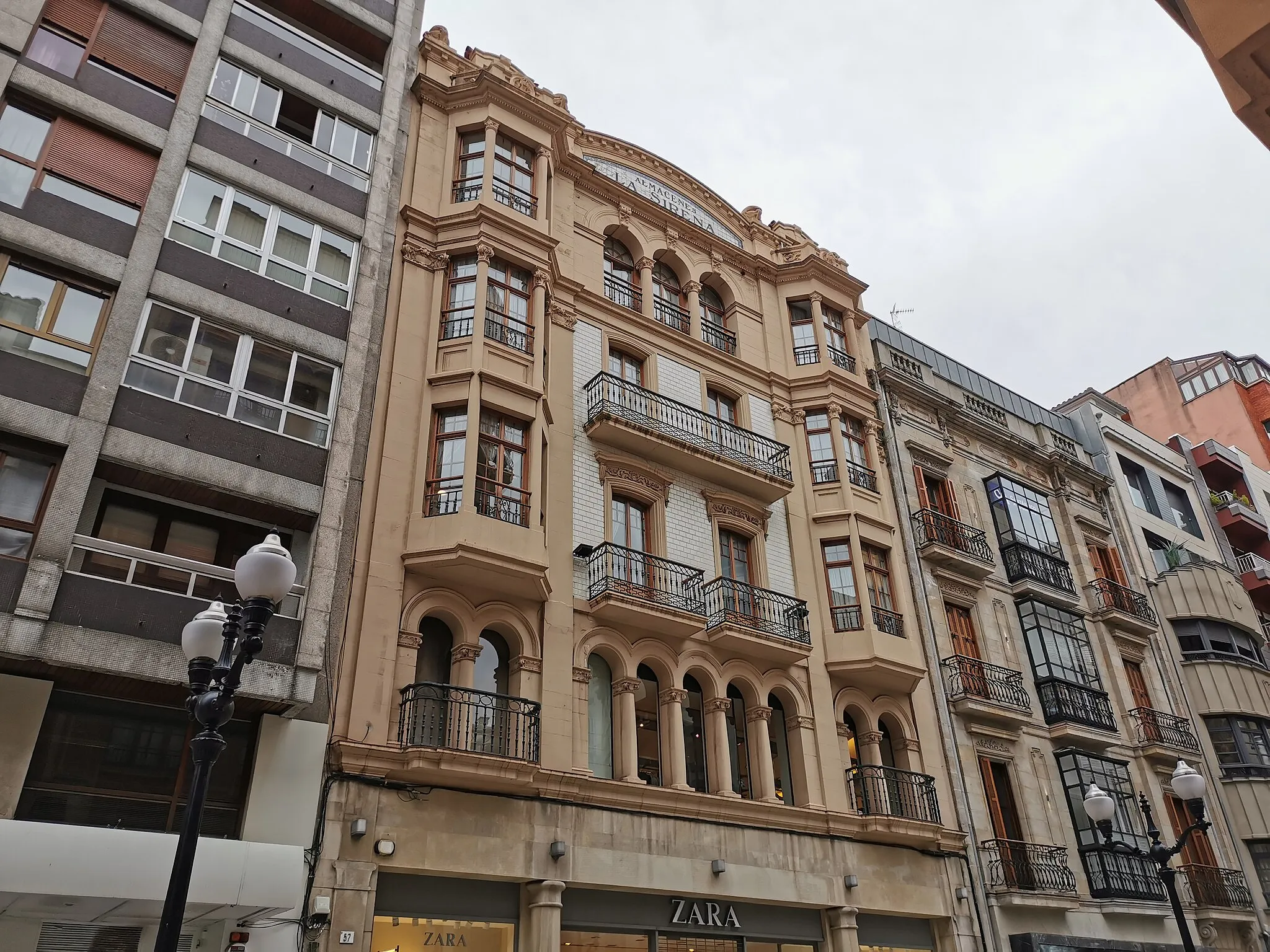 Photo showing: Edificio Almacenes la Sirena, calle Corrida, Gijón. Obra de Manuel del Busto.