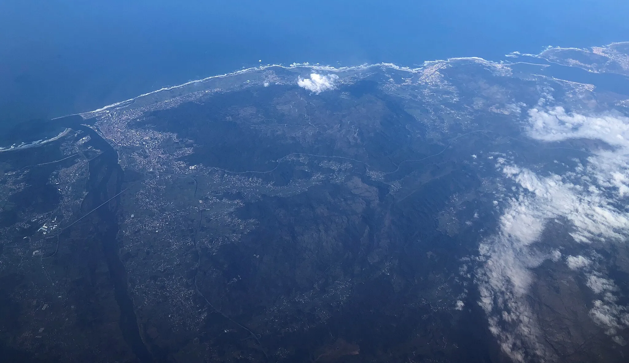 Photo showing: Aerial view over the northernmost part of Portugal: Viana do Castelo (left) and Vila Praia de Ancora (right). To the right also the mouth of the river Minho (Miño).