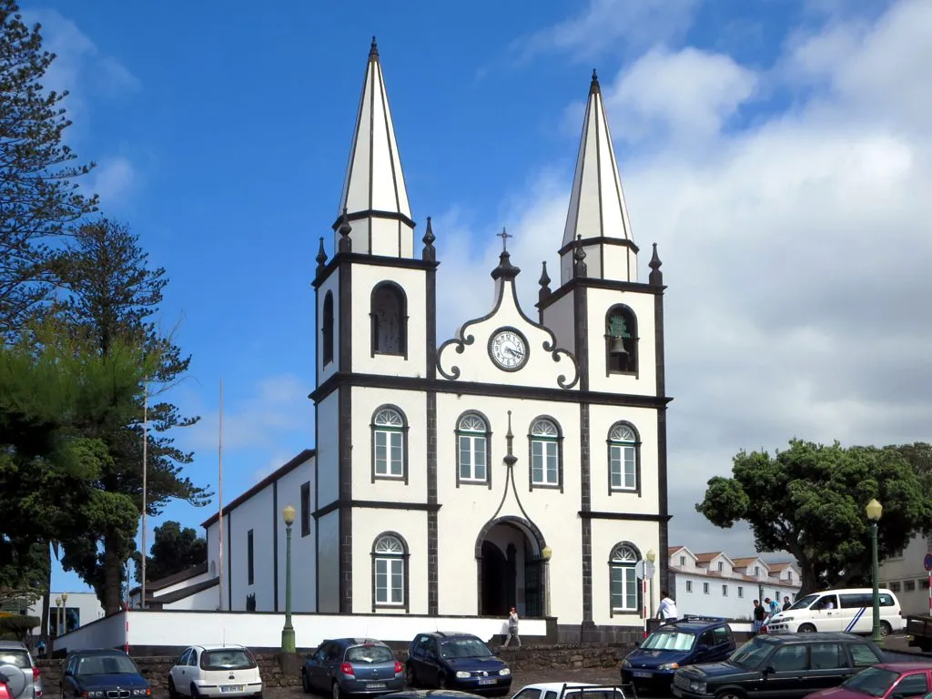 Photo showing: The 17th century Igreja de Santa Maria Madalena at Madalena is the largest church on Pico Island in the Azores,