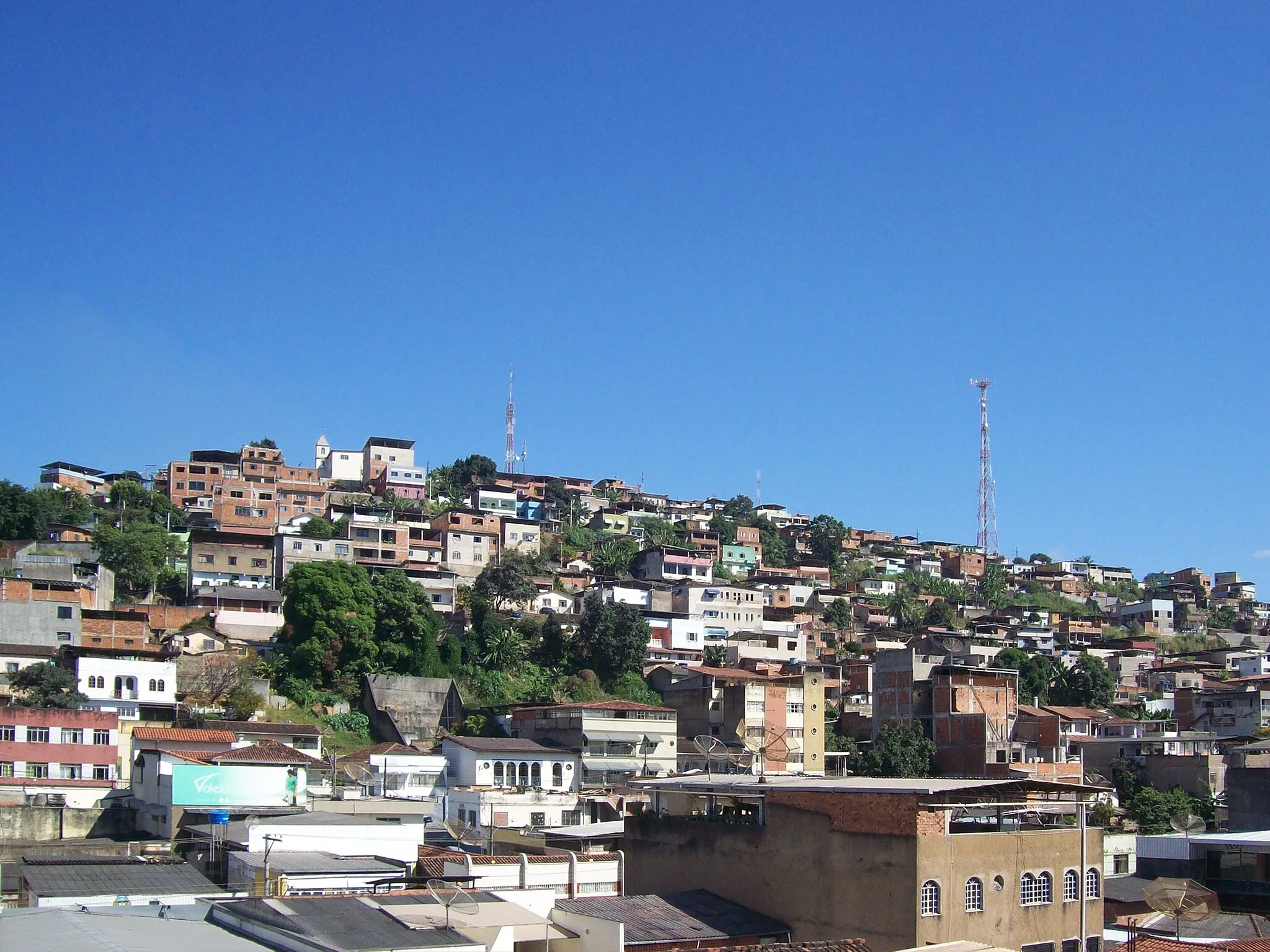 Photo showing: Partial view of the Morro do Carmo, a slum of Coronel Fabriciano, Minas Gerais, Brazil.