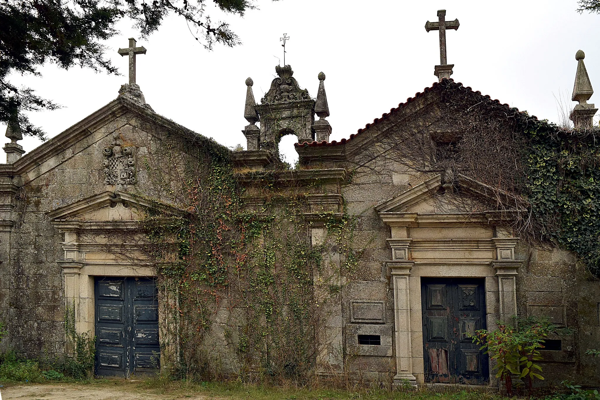 Photo showing: Casa de Sá, portão armoriado, capela de Santa Ana, dependências anexas, terreiro e jardim - casa em Vizela, Portugal