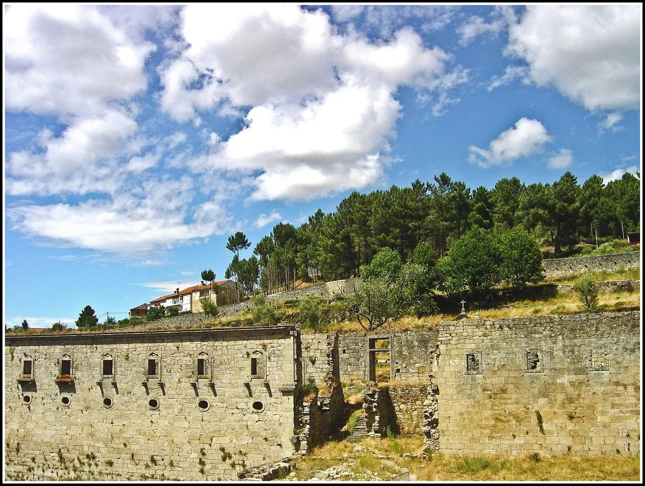 Photo showing: O Convento de São João de Tarouca, localizado na encosta da Serra de Leomil, no distrito de Viseu, ergue-se num grande vale, ao fundo do qual corre o rio Varosa.
Inicialmente foi um ermitério mas, em 1152, após a vitória de D. Afonso Henriques sobre os mouros em Trancoso, foi lançada a primeira pedra da igreja conventual cisterciense.
O mosteiro foi o primeiro a ser construído no país pela Ordem de Cister.
O dormitório novo e torre sineira foram construídos no século XVI. A última fase das obras de ampliação do mosteiro decorreu no século XIX. Em 1938 seriam restaurados os retábulos, nomeadamente o de São Pedro, atribuído a Grão Vasco. pt.wikipedia.org/wiki/Mosteiro_de_S%c3%a3o_Jo%c3%a3o_de_T...

See where this picture was taken. [?]