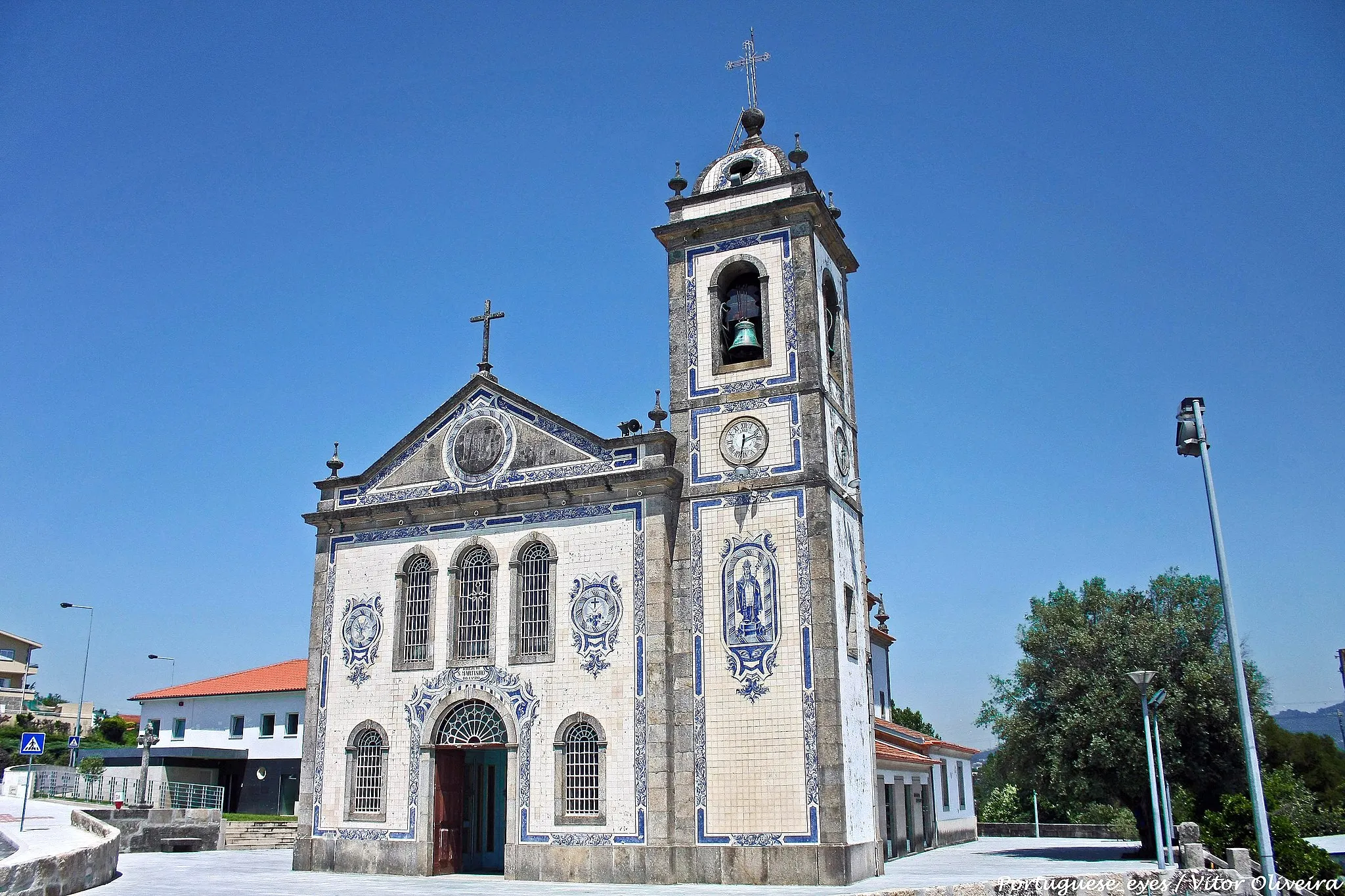 Photo showing: Iniciada a sua construção já no século XX teve sagração em 1910. De arquitetura neoclássica integra elementos da antiga igreja que existiu no mesmo local. Do seu interior faz parte o mais rico conjunto de imaginária barroca do concelho de Valongo. Destacam-se os altares em talha dourada e imagens de santos de grande importância dada a sua antiguidade. De destacar também o teto da capela-mor com caixotões historiados com Mistérios do Rosário e cenas da vida do seu padroeiro, S. Martinho. As paredes interiores da capela-mor possuem painéis azulejares e o corpo da igreja possui paredes e teto pintados. Numa das sacristias encontram-se azulejos figurativos do séc. XVIII, dispostos aleatoriamente mas que deixam antever a relação com a vida de S. Jerónimo. O corpo da igreja possui planta retangular de uma só nave e tem torre sineira. A frontaria é revestida a azulejo branco com ornamentação figurativa azul com motivos religiosos. Arquitetonicamente inspira-se na igreja matriz de Valongo e esta por sua vez na igreja da Lapa, Porto. Nas imediações do templo encontramos cruzeiro, casa paroquial, centro social e paroquial, assim como a quinta fronteira, Quinta do Visconde, implantada em terrenos do antigo passal e agora pertencente à paróquia. www.cm-valongo.pt/frontoffice/pages/541?poi_id=43