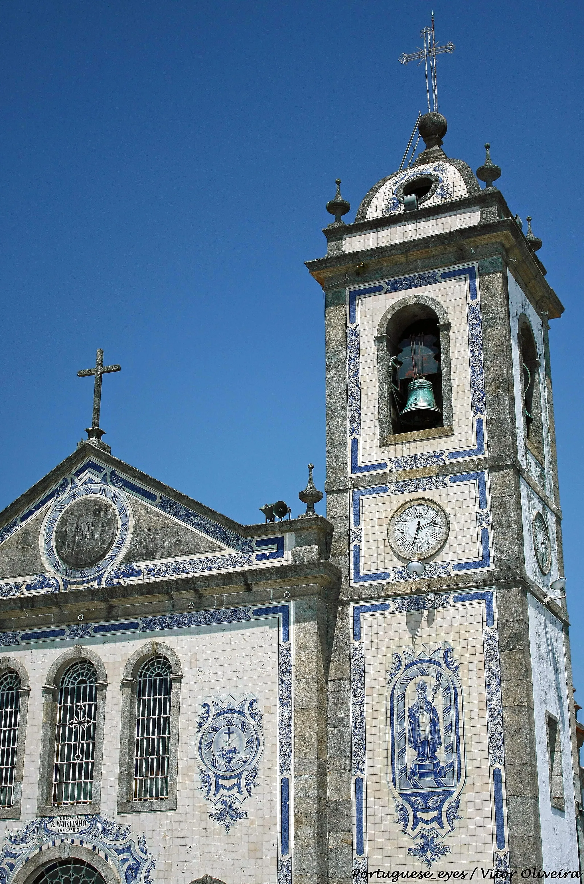 Photo showing: Iniciada a sua construção já no século XX teve sagração em 1910. De arquitetura neoclássica integra elementos da antiga igreja que existiu no mesmo local. Do seu interior faz parte o mais rico conjunto de imaginária barroca do concelho de Valongo. Destacam-se os altares em talha dourada e imagens de santos de grande importância dada a sua antiguidade. De destacar também o teto da capela-mor com caixotões historiados com Mistérios do Rosário e cenas da vida do seu padroeiro, S. Martinho. As paredes interiores da capela-mor possuem painéis azulejares e o corpo da igreja possui paredes e teto pintados. Numa das sacristias encontram-se azulejos figurativos do séc. XVIII, dispostos aleatoriamente mas que deixam antever a relação com a vida de S. Jerónimo. O corpo da igreja possui planta retangular de uma só nave e tem torre sineira. A frontaria é revestida a azulejo branco com ornamentação figurativa azul com motivos religiosos. Arquitetonicamente inspira-se na igreja matriz de Valongo e esta por sua vez na igreja da Lapa, Porto. Nas imediações do templo encontramos cruzeiro, casa paroquial, centro social e paroquial, assim como a quinta fronteira, Quinta do Visconde, implantada em terrenos do antigo passal e agora pertencente à paróquia. www.cm-valongo.pt/frontoffice/pages/541?poi_id=43