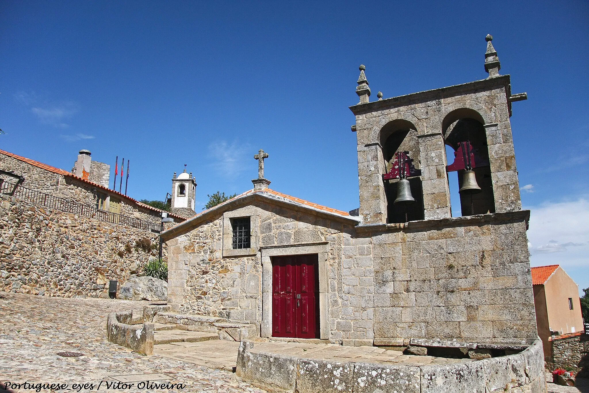 Photo showing: A Igreja Matriz de Castelo Rodrigo foi fundada no século XIII pela Confraria dos Frades de Nossa Senhora de Rocamadour, uma congregação que se dedicava à assistência dos peregrinos compostelanos. 
A antiga vila de Castelo Rodrigo, cercada pelas muralhas edificadas no reinado de D. Dinis, estava integrada na rede medieval dos caminhos de peregrinação de Santiago de Compostela, pelo que o templo paroquial edificado no centro da praça de armas servia de abrigo aos peregrinos que por ali passavam. 
A igreja mantém a tipologia primitiva, algo eclética, uma vez que apresenta um modelo de transição entre o românico e o gótico, desenvolvendo-se em planimetria longitudinal de nave única com tramos marcados pela disposição de arcos apontados. 
Esta estrutura assemelha-se a alguns templos da região, como as matrizes de Escarigo, Mata de Lobos ou Vilar de Torpim. No entanto, foram executadas campanhas de obras posteriores, nomeadamente nos séculos XVI e XVII, que alteraram o programa decorativo do templo de Nossa Senhora do Rocamador. 
A classificação respeita ao tecto da capela-mor, de caixotões de madeira de castanho com representações do Hagiológico, pintados no século XVIII. Na fiada transversal, que é entrecortada pelo retábulo, os caixotões são pintados com motivos vegetalistas e concheados. 
Catarina Oliveira

DIDA/ IGESPAR, I.P./ 2012 www.igespar.pt/pt/patrimonio/pesquisa/geral/patrimonioimo...