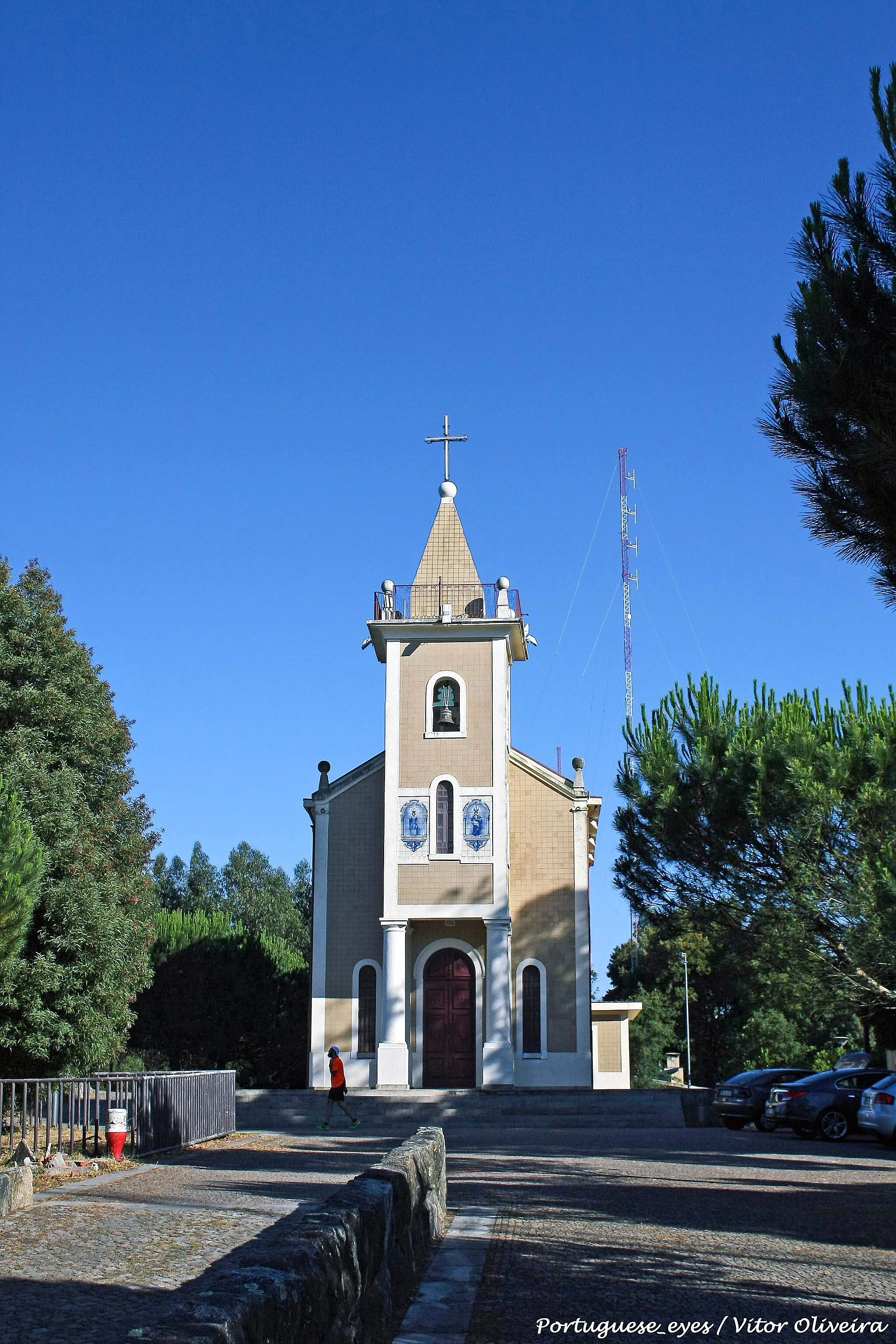 Photo showing: Localizada no topo da serra encontra-se a capela de Santa Justa, datada de 1936. Possui planta retangular, nave única, telhado de duas águas, rematados por pináculos boleados. A fachada principal tem nártex de onde nasce a torre sineira quadrangular, coberta por telhado piramidal, encimado por esfera e cruz. A torre assenta em colunas dóricas, em betão, e nela abre-se uma fresta e as aberturas para os sinos. Um pouco mais abaixo, já na encosta oeste, encontra-se a capela de S. Sabino, protetor dos deficientes. Foi bispo de Sevilha até 304. Deceparam-lhe as mãos por ter retirado os corpos, de St.ª Justa e de sua irmã St.ª Rufina, do poço para onde tinham sido lançados os seus restos mortais, e sepultou-as no cemitério cristão. De planta retangular, nave única, telhado de duas águas com cruz no vértice. Esta capela, a primitiva dedicada a Santa Justa, foi edificada no séc. XI e sofreu restauro e ampliação em 1870. Em 1998 foi requalificada e dedicada a S. Sabino. www.cm-valongo.pt/frontoffice/pages/544?poi_id=75