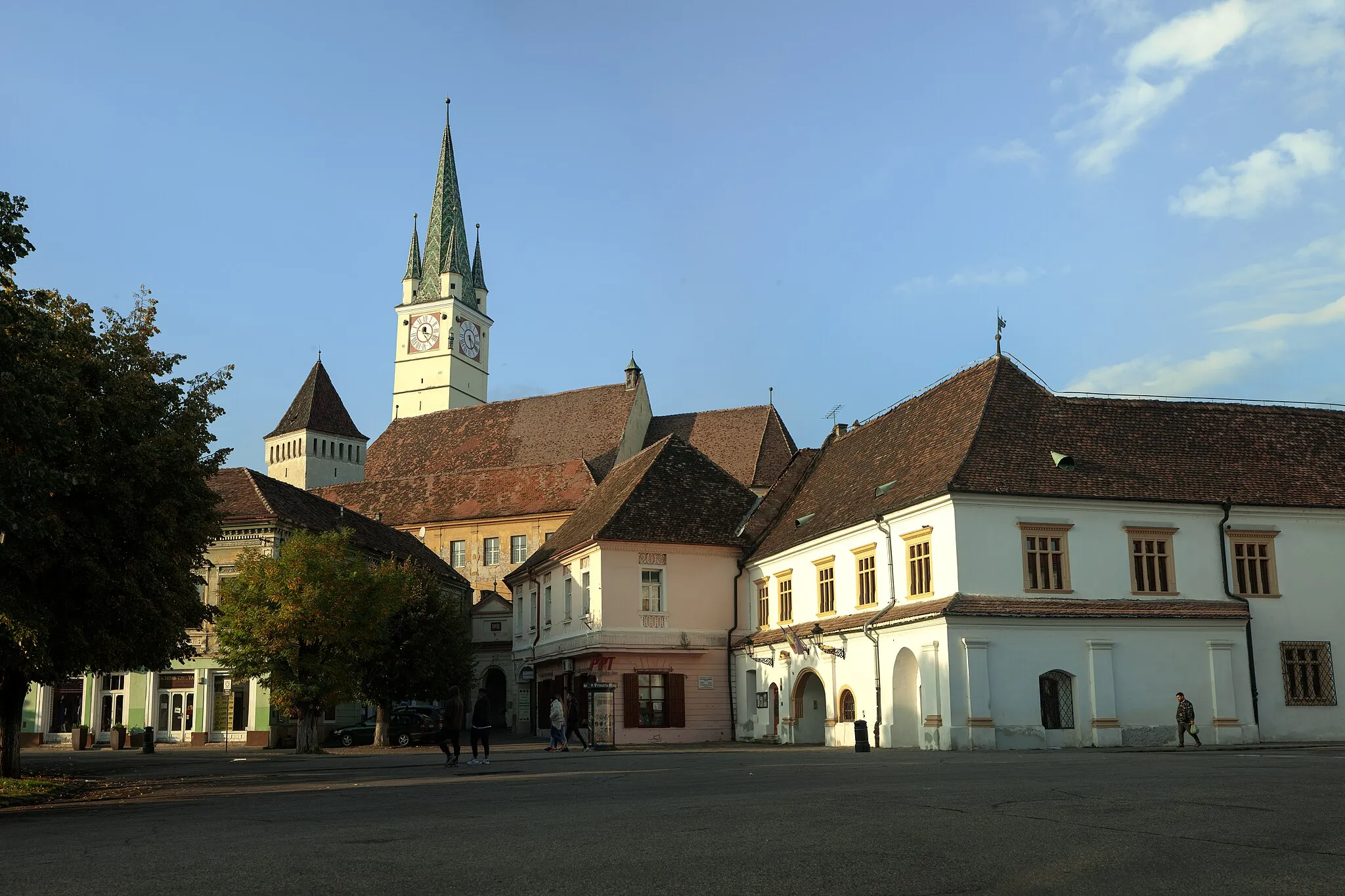 Photo showing: Mediaș, Old Town. The Trumpeters Tower (middle) and The Bell Tower (left) in the background. Schuller House in the front (right)