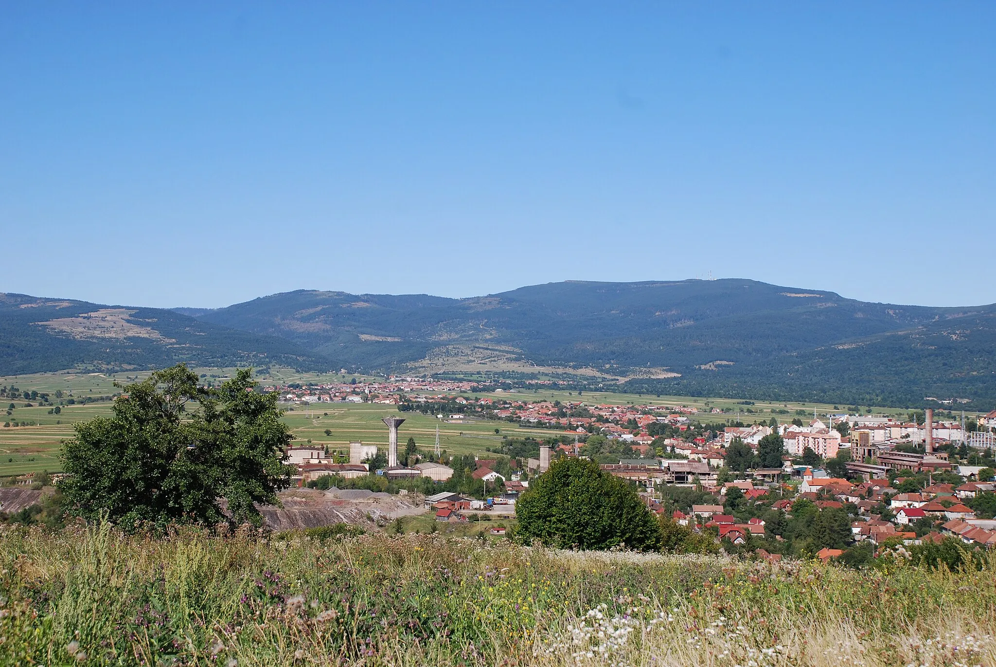 Photo showing: Szentegyháza városa a Hargita hegységgel