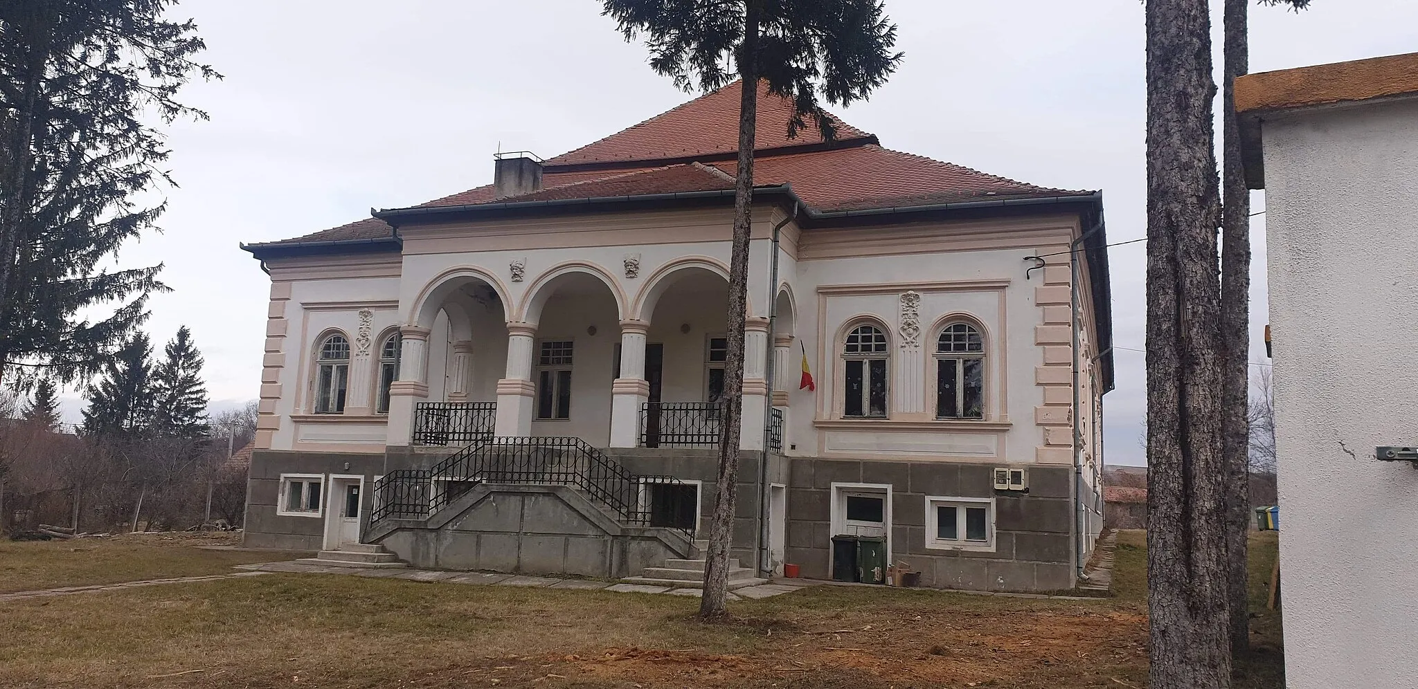Photo showing: A kepen látható köpeci iskola régi gótikus stílusban épült.