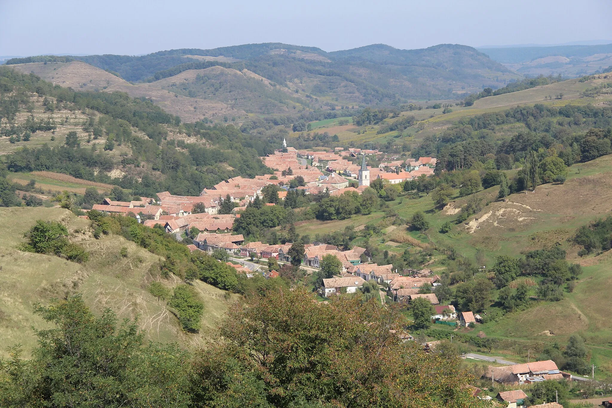 Photo showing: Blick von einer Hügelkette südlich der Ortslage auf Reichesdorf (Richis), Kreis Sibiu, Rumänien