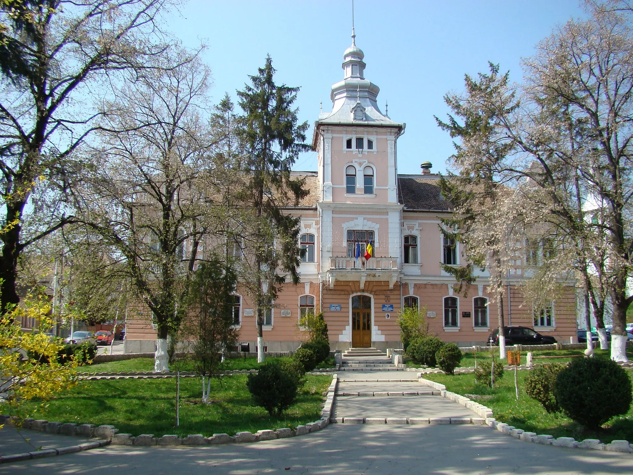 Photo showing: Primăria Târnăveni (fost palat al sfatului)