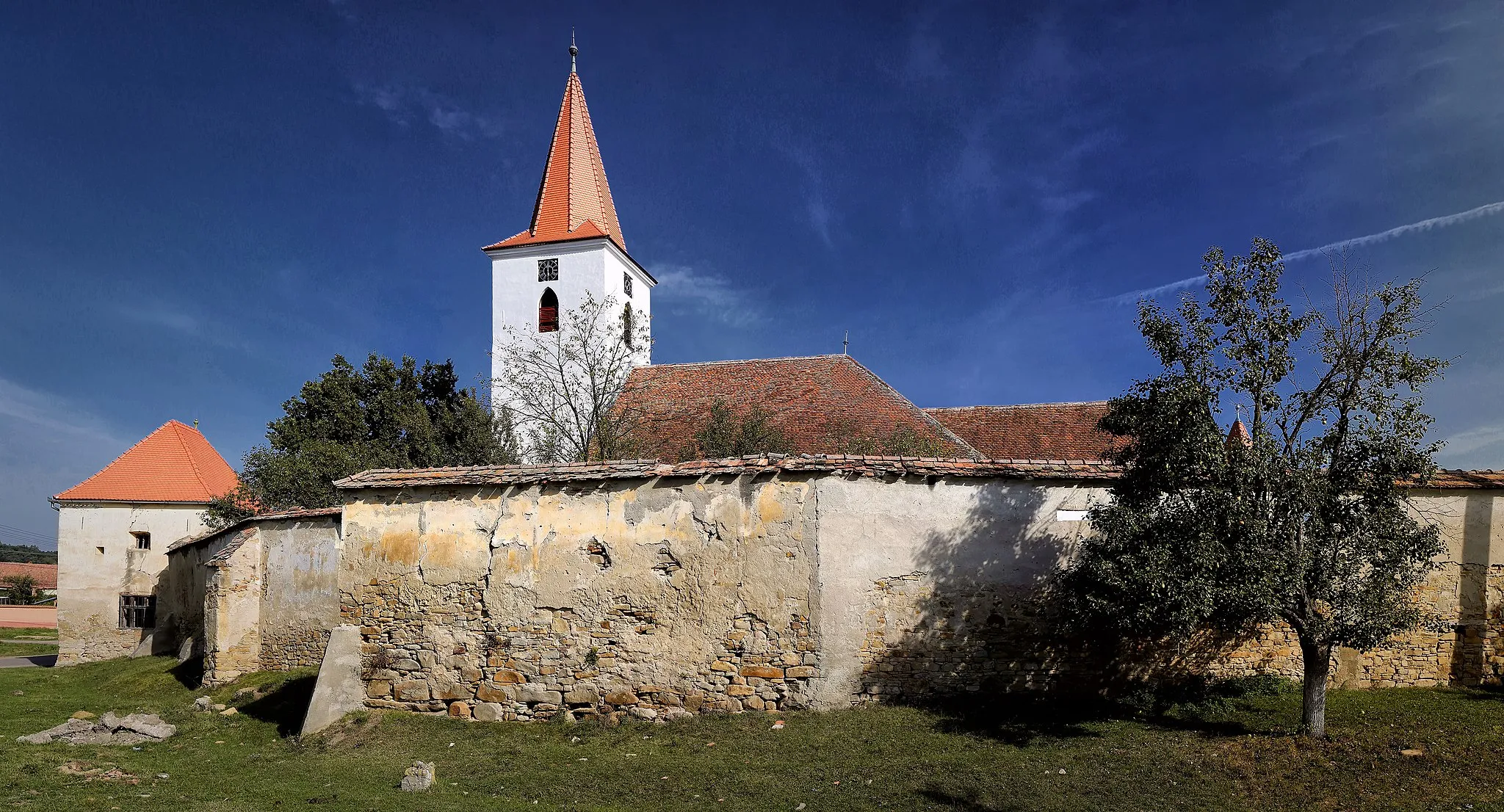 Photo showing: Ensemble of the fortified church of Bruiu in the Sibiu county