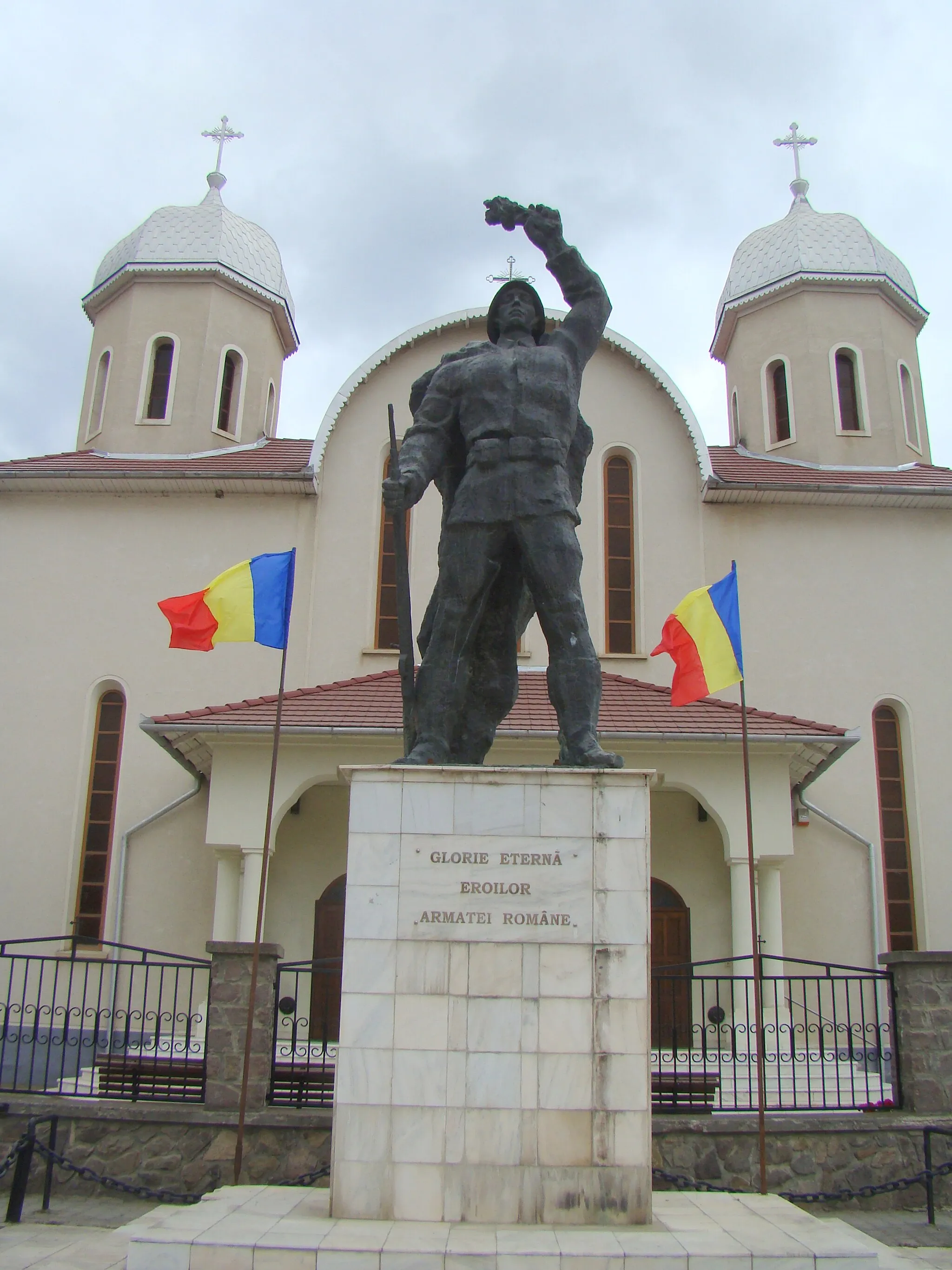 Photo showing: Statuia ostașului român oraș Covasna Piața Eroilor, Voinești