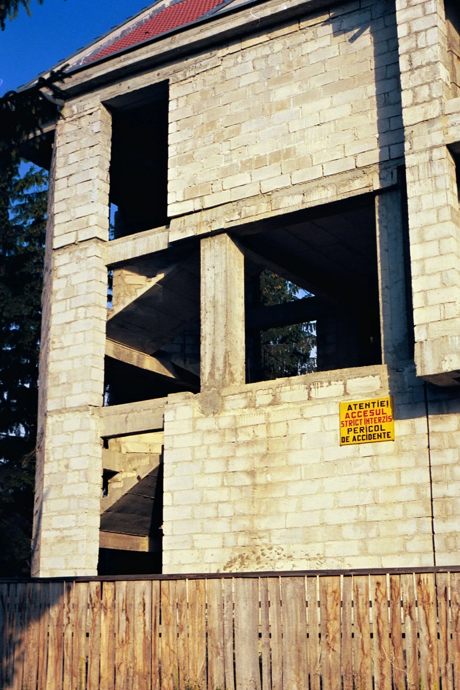 Photo showing: Întorsura Buzăului, Romania. A warning and proscription sign on a building construction.