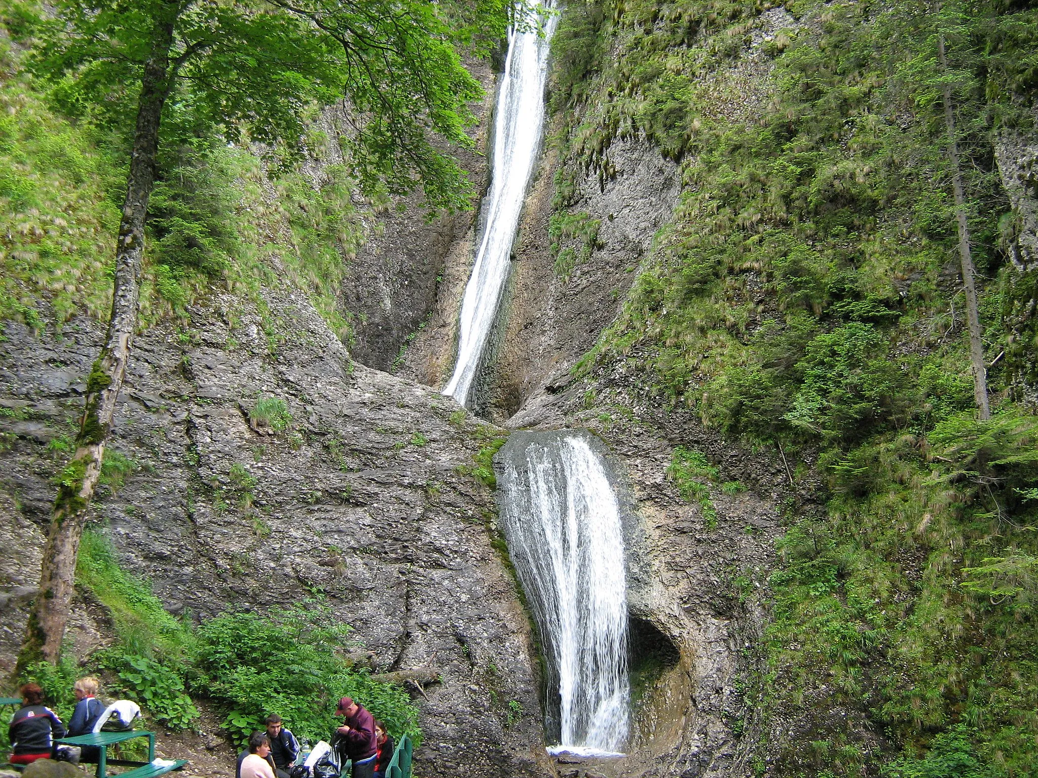 Photo showing: Duruitoarea waterfall in Ceahlău, Romania.
