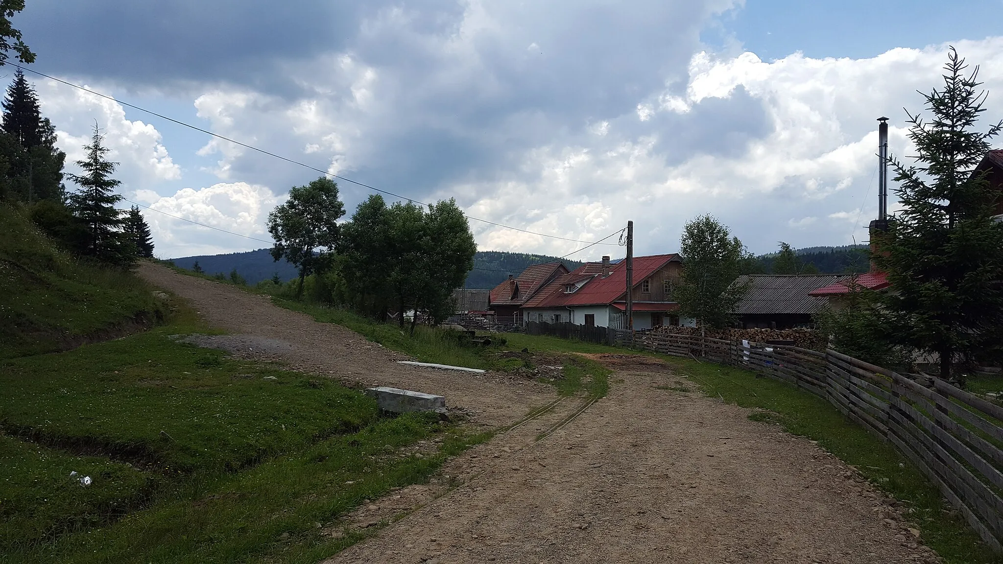Photo showing: End of passable track on a narrow-gauge line in Comandau, Romania
